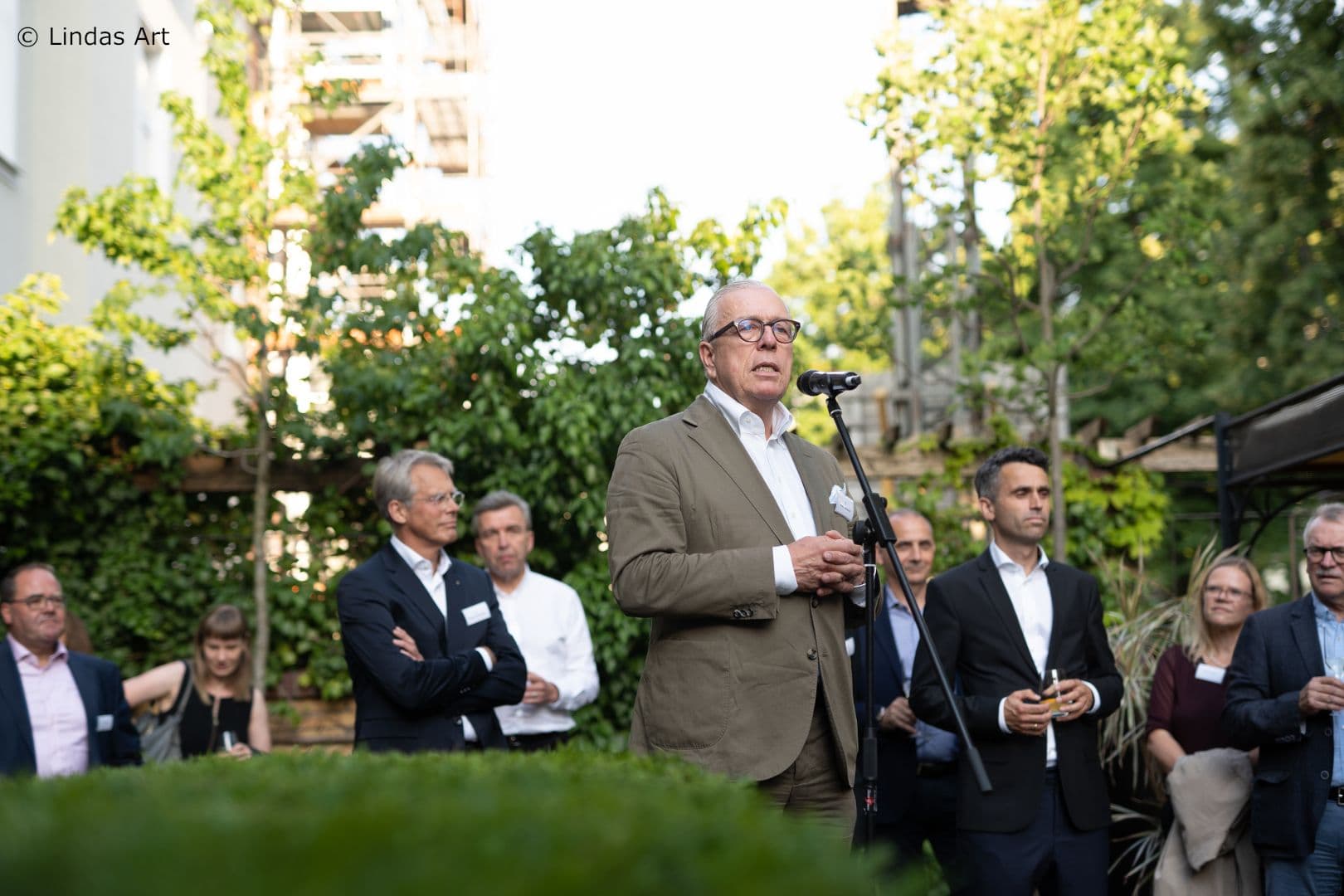 Klaus Reinhardt (Hartmannbund) eröffnet den Parlamentarischen Abend.