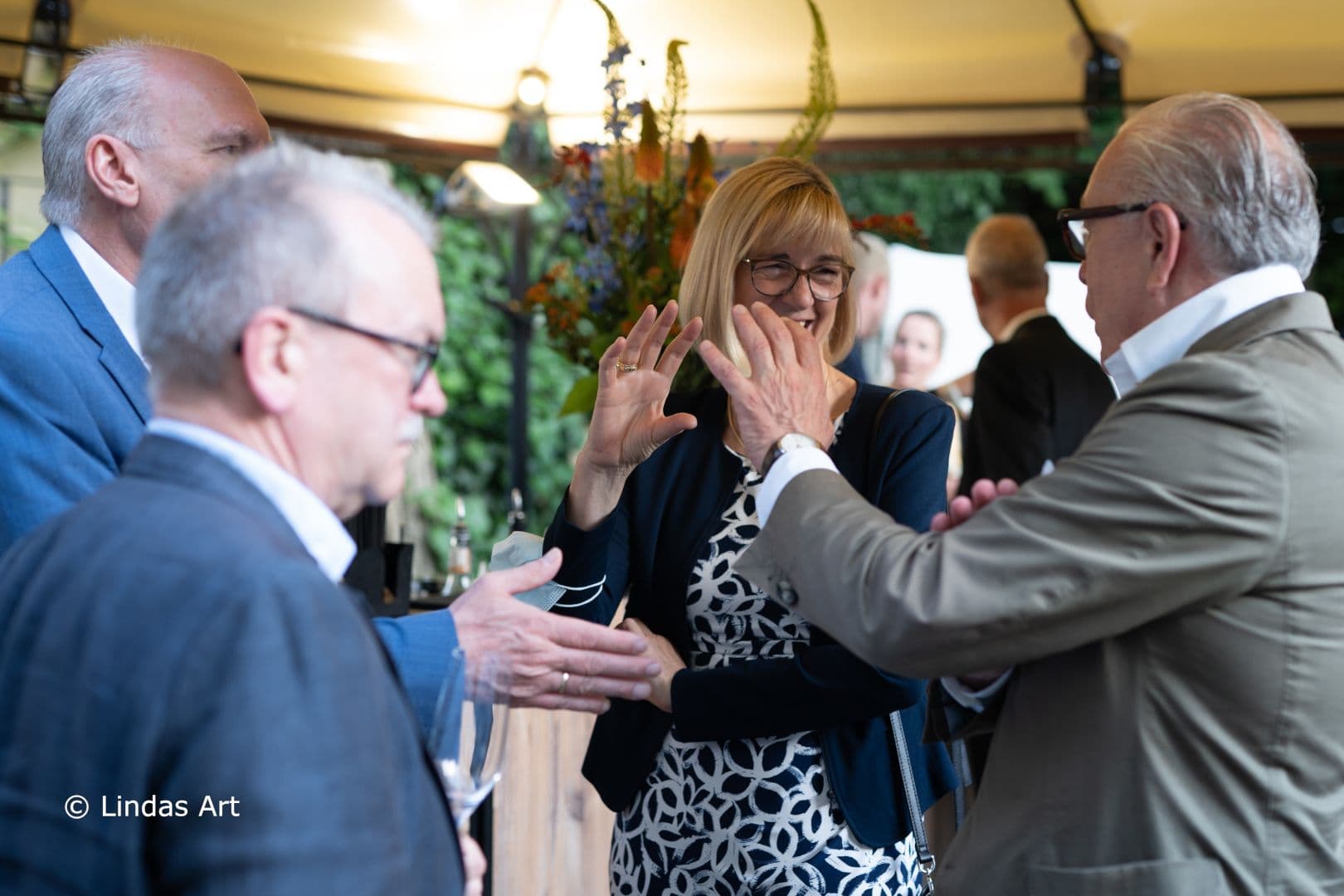 Geht es den Ärzten bald viel besser?  Susanne Johna (Marburger Bund) und Klaus Reinhardt (Hartmannbund) (r.) sind jedenfalls sehr fröhlich.