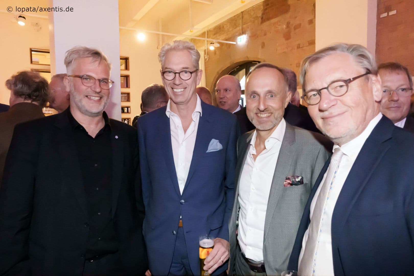 Alte und neue Garde des Deutschen Hausärzteverbandes mit KBV-Vorstandsmitgliedern: Markus Beier (Deutscher Hausärzteverband), Andreas Gassen, Stephan Hofmeister (beide KBV) und Ulrich Weigeldt (Deutscher Hausärzteverband) (v.l.n.r.)