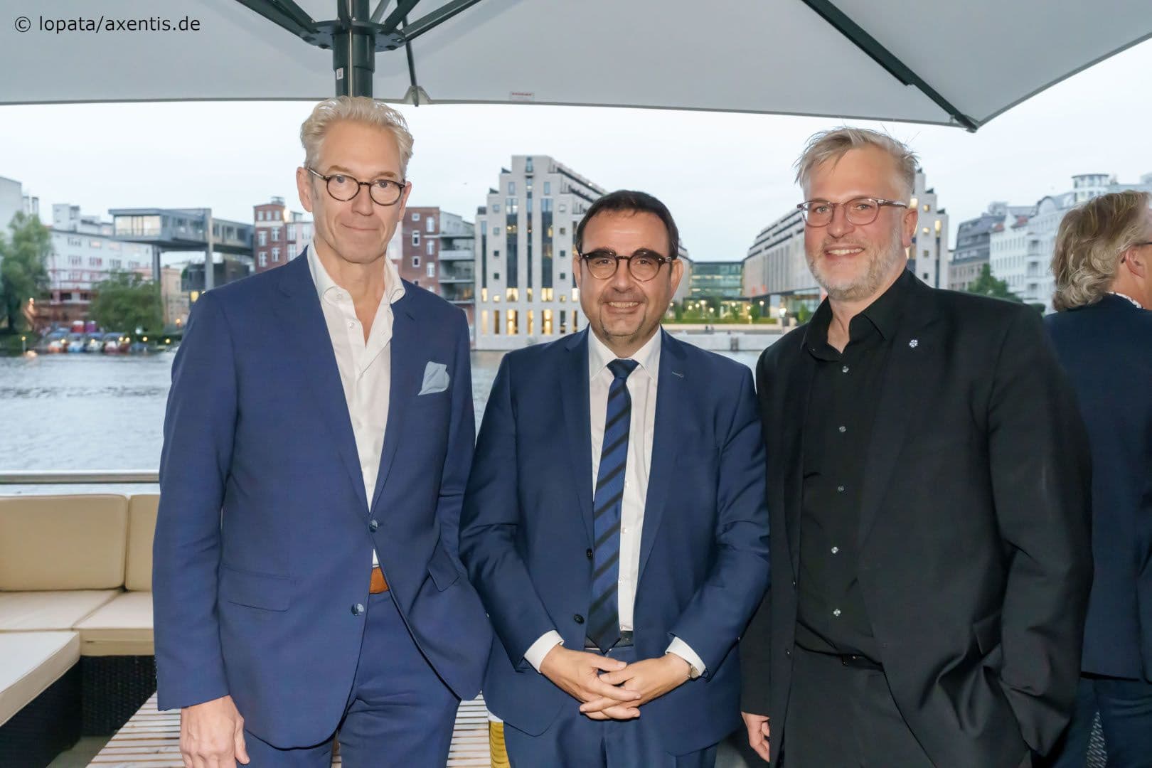 KBV-Chef Andreas Gassen (l.) und der künftige Chef des Deutschen Hausärzteverbandes Markus Beier (r.) mit dem bayerischen Gesundheitsminister Klaus Holetschek