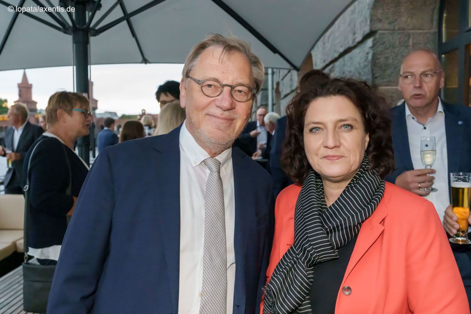 Bitte lächeln:  Ulrich Weigeldt (Deutscher Hausärzteverband) mit Carola Reimann (AOK-Bundesverband)
