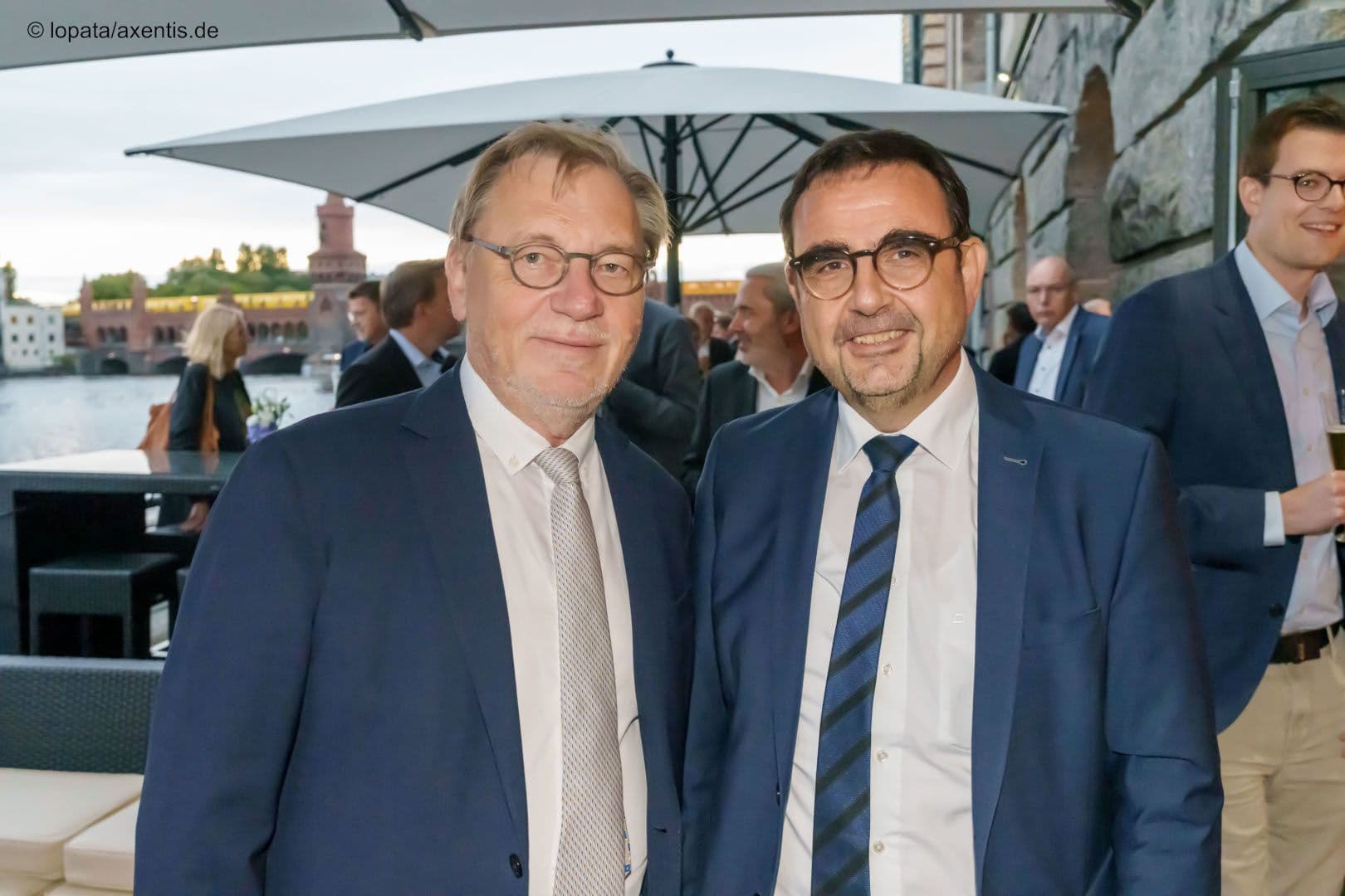 Ulrich Weigeldt (Deutscher Hausärzteverband) mit dem bayerischen Gesundheitsminister Klaus Holetschek (r.)