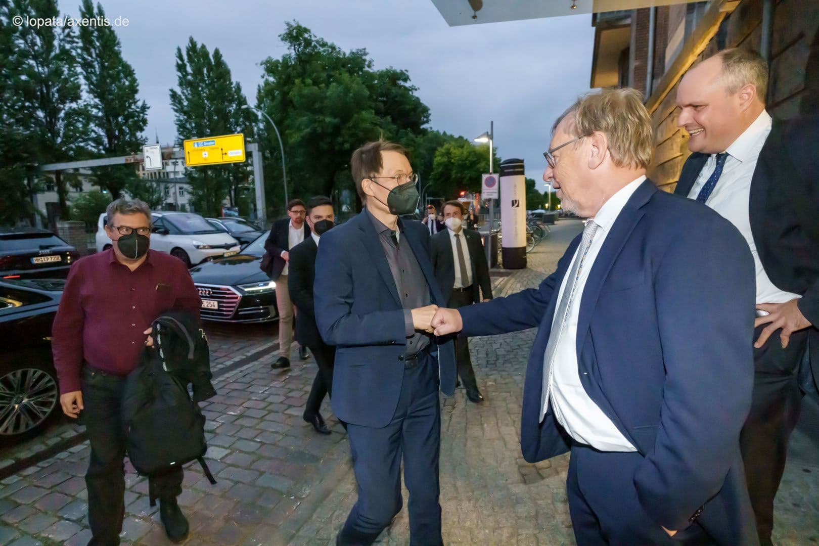 Lässig begrüßt der Noch-Vorsitzende Ulrich Weigeldt (Deutscher Hausärzteverband) (2.v.r.) Bundesgesundheitsminister Karl Lauterbach (2.v.l.); daneben BMG-Abteilungsleiter Boris Velter. (l.) Tjarko Schröder (Deutscher Hausärzteverband) (r.) ist ebenso locker.