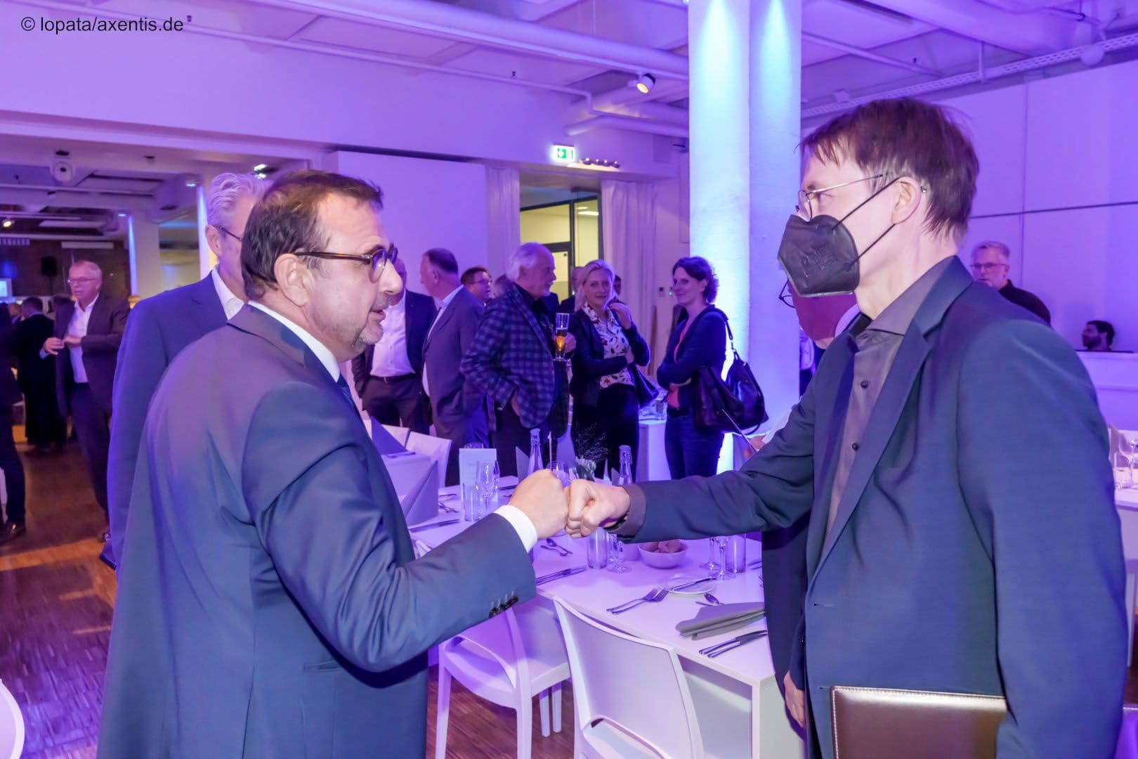 Nie ohne Maske: Bundesgesundheitsminister Karl Lauterbach bei der Begrüßung des bayerischen Gesundheitsministers Klaus Holetschek (l.)