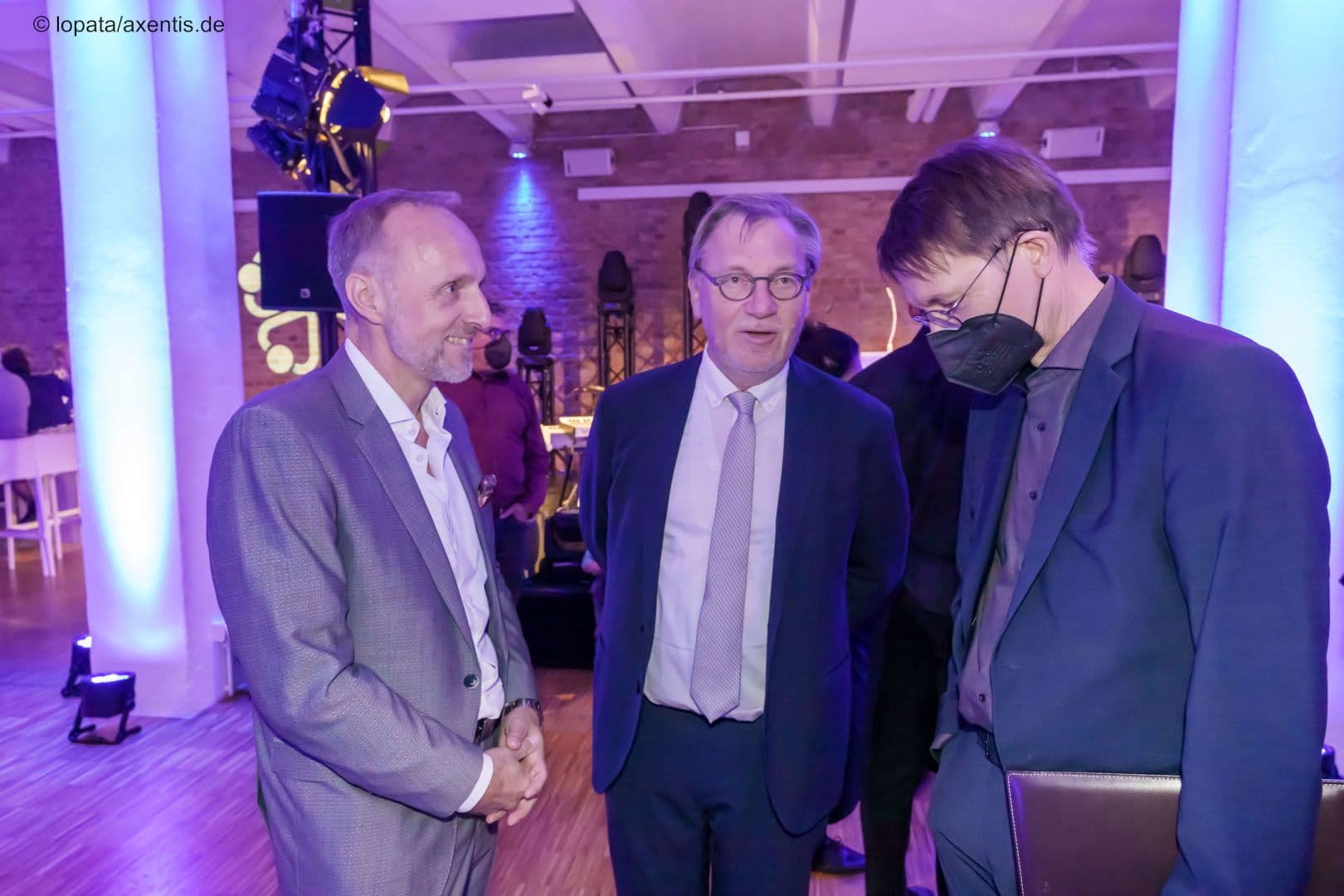 Stephan Hofmeister (KBV) mit Ulrich Weigeldt (Deutscher Hausärzteverband) und Minister Karl Lauterbach