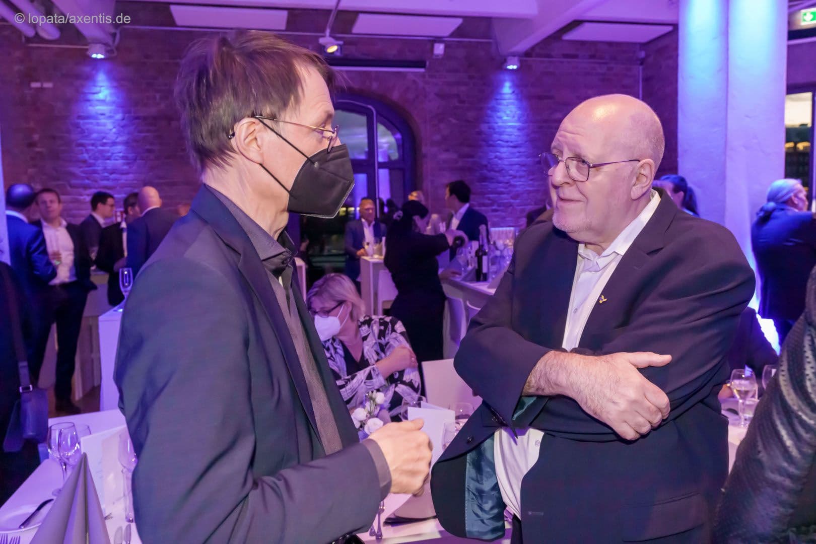 Minister Karl Lauterbach mit Franz Knieps (BKK Dachverband) (r.).