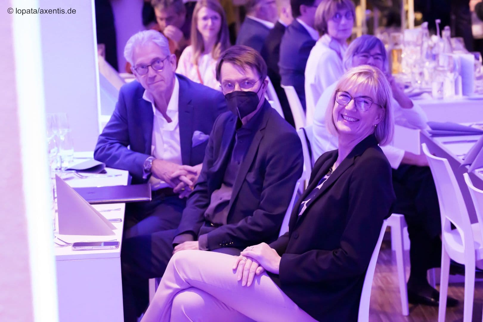 Ist sichtlich amüsiert: Susanne Johna (Marburger Bund) mit Minister Lauterbach und Andreas Gassen (KBV) (v.r.n.l.)