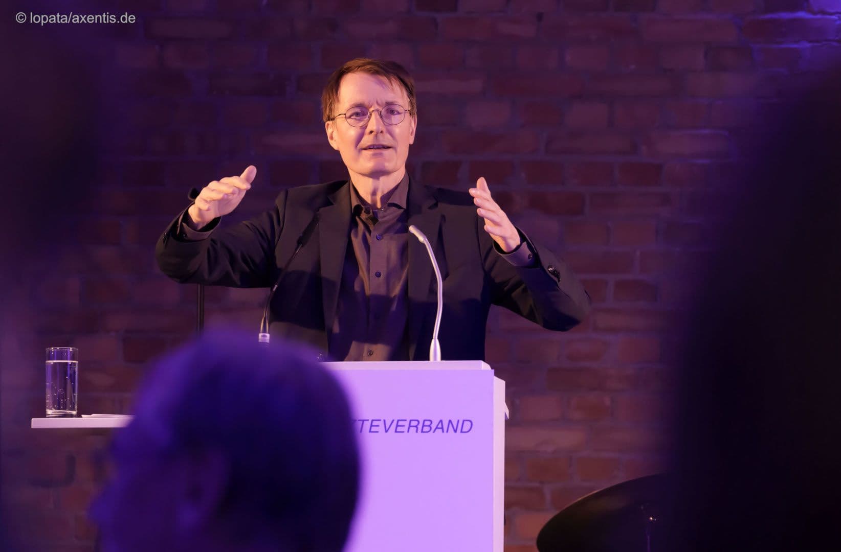 Bundesgesundheitsminister Karl Lauterbach ungewöhnlich entspannt bei seiner Jubelrede auf Hausärzte und scheidenden Verbandsvorsitzenden.
