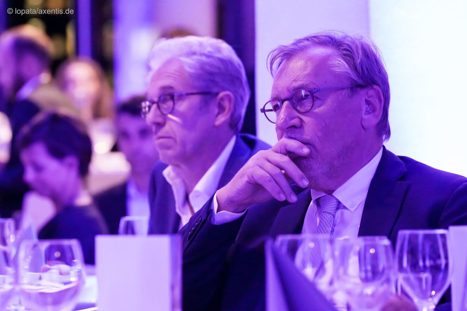 Ein zuhörender Ulrich Weigeldt (Deutscher Hausärzteverband); im Hintergrund Andreas Gassen (KBV)