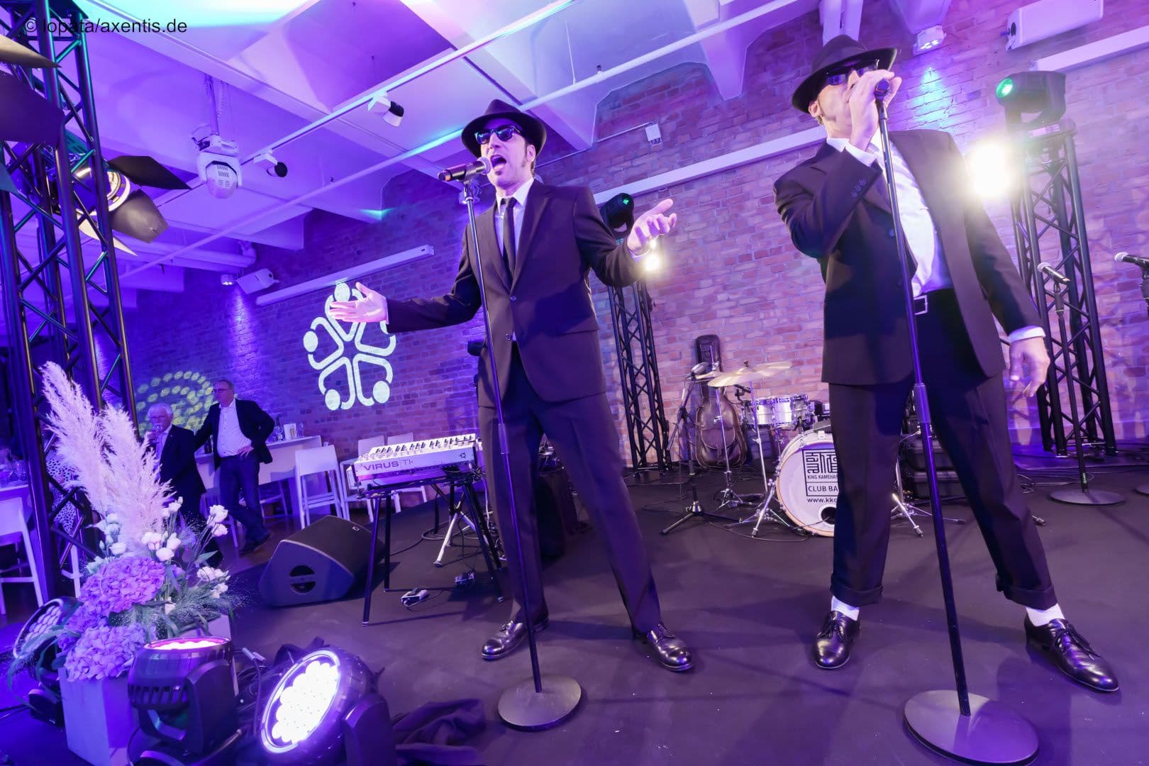Die „Blues Brothers Show“ geben ihr Bestes.