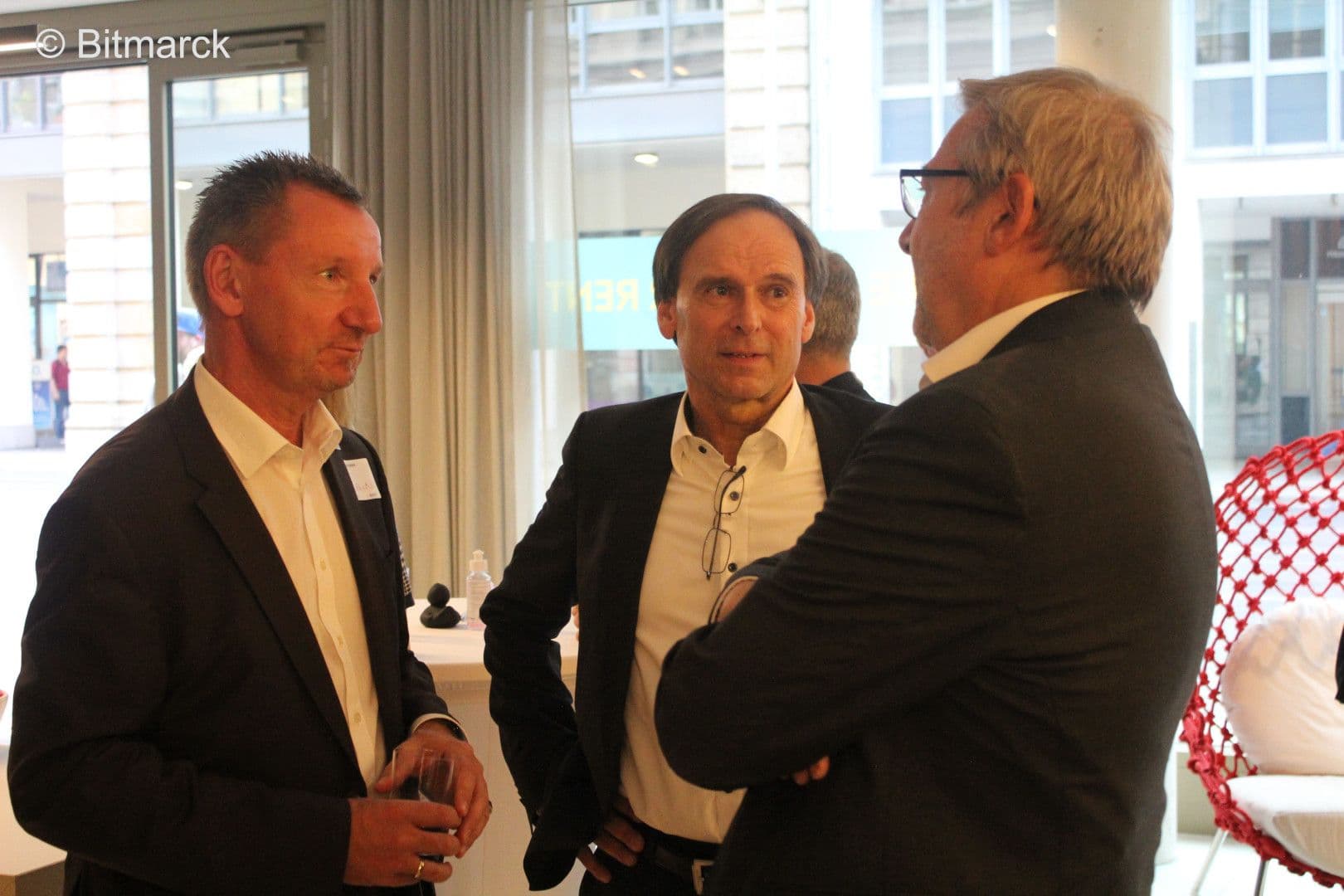 Andreas Strausfeld, Franz-Helmut Gerhards (beide Bitmarck) im Gespräch mit Dirk Heidenblut MdB (SPD) (v.l.n.r.)