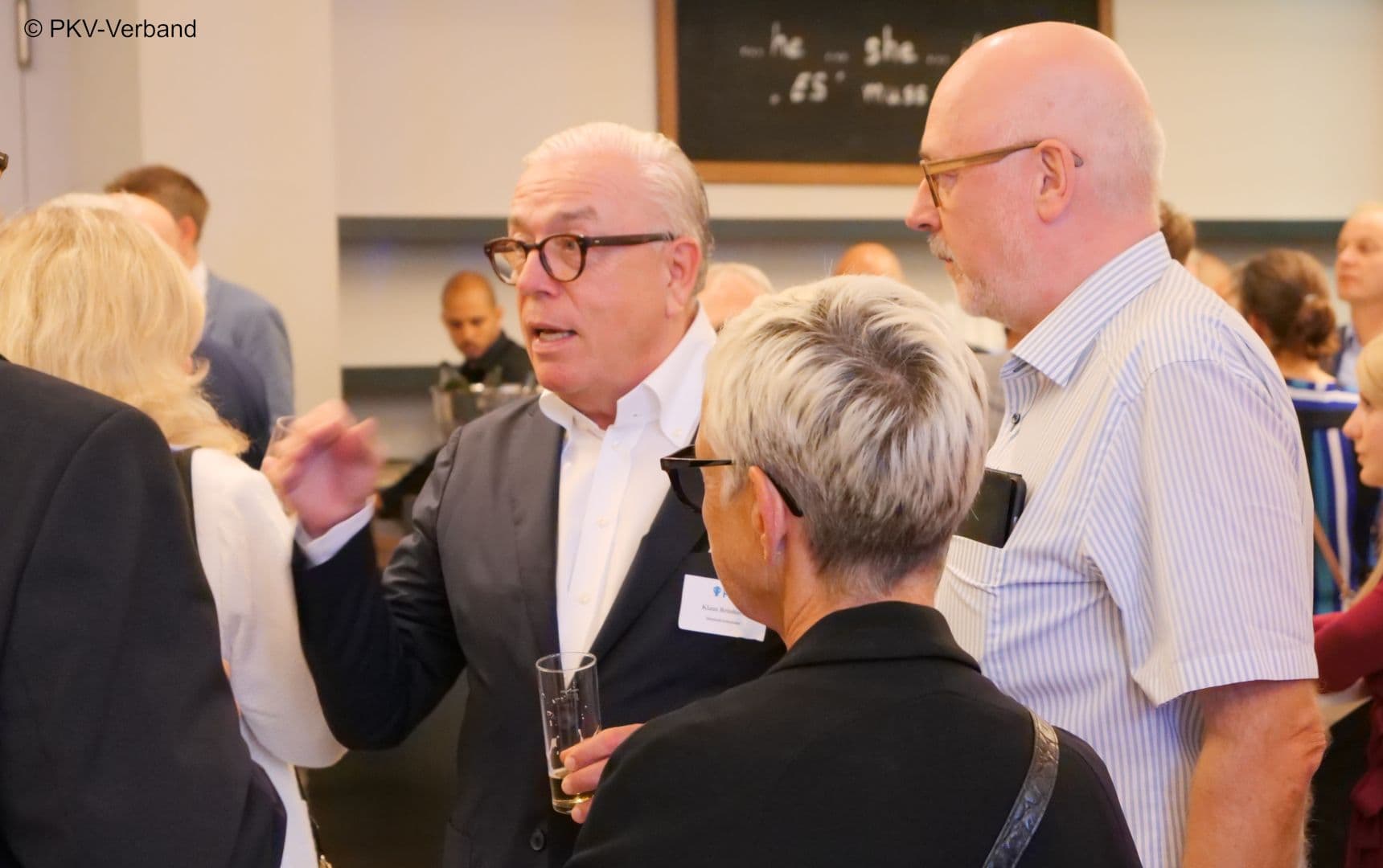 Klaus Reinhardt (BÄK) (l.) bei Erläuterungen