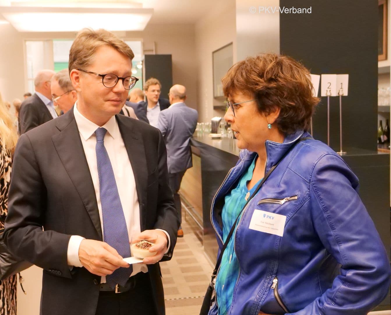 Ute Teichert (BMG) im Gespräch mit Florian Reuther (PKV-Verband)