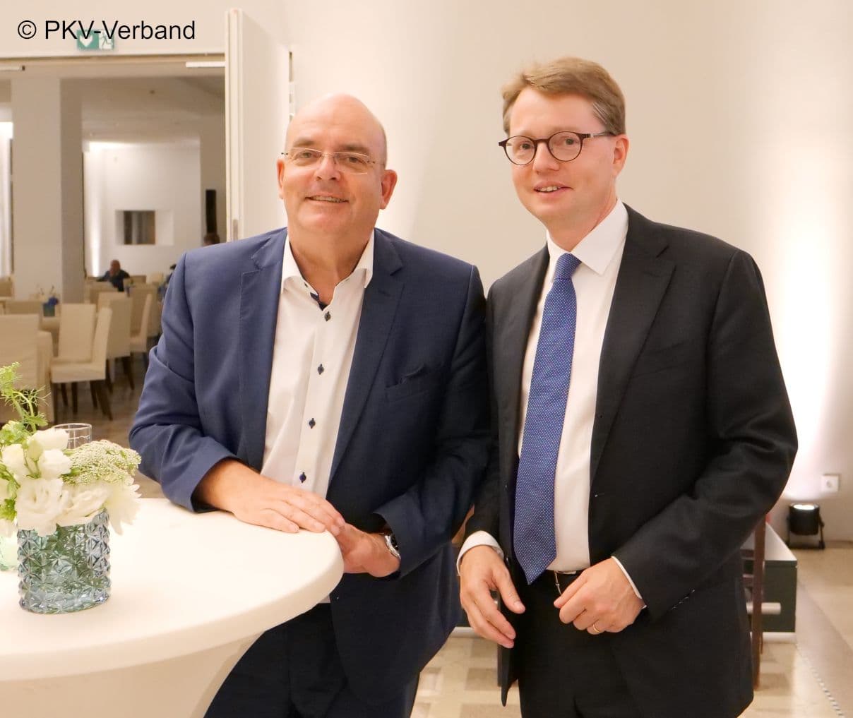 Edgar Franke (BMG) mit Florian Reuther (PKV-Verband) (r.)