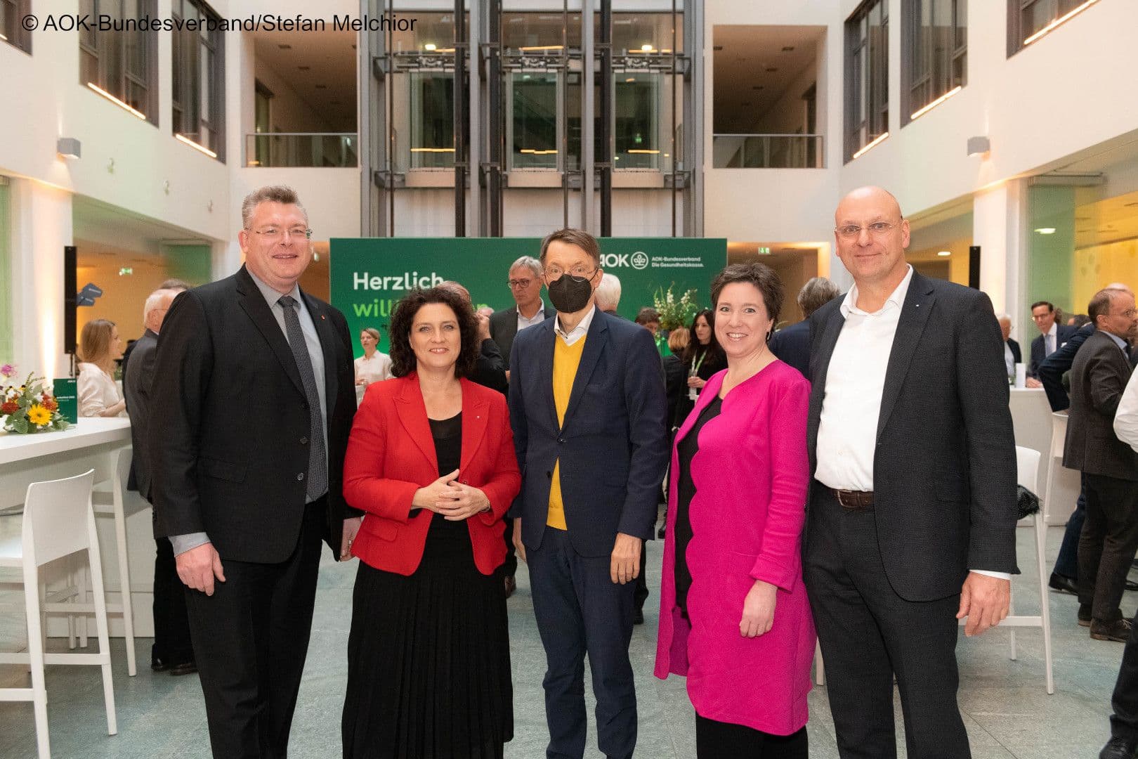 Die Führung des AOK-Bundesverbandes mit dem Minister in der Mitte beim Herbstfest des AOK-Bundesverbandes: Knut Lambertin, Carola Reimann, Karl Lauterbach, Susanne Wagenmann, Jens Martin Hoyer (v.l.n.r.)