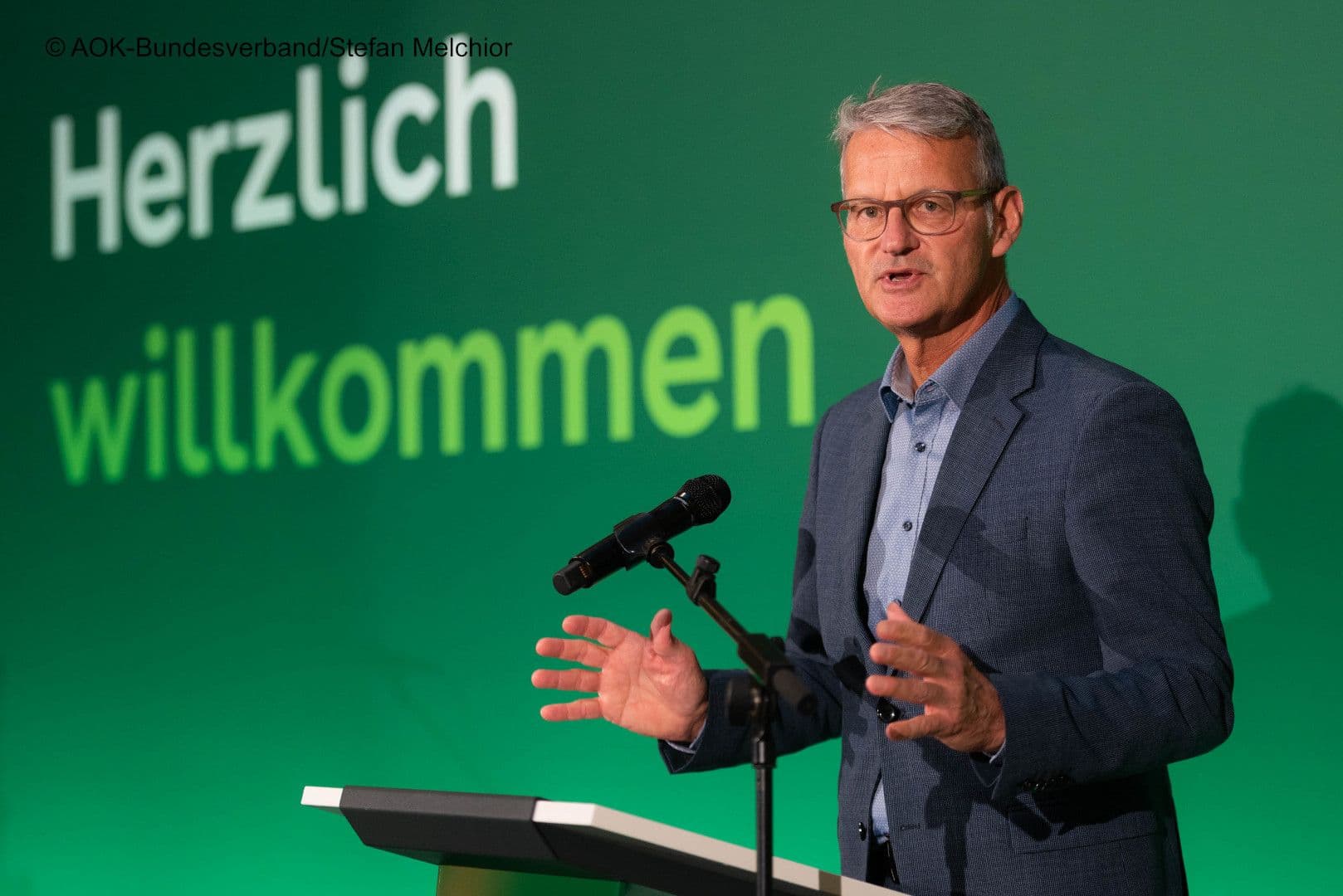 Ein Novum: DKG-Vorstandsvorsitzender Gerald Gaß bei seinem Grußwort auf Einladung des AOK-Bundesverbandes.