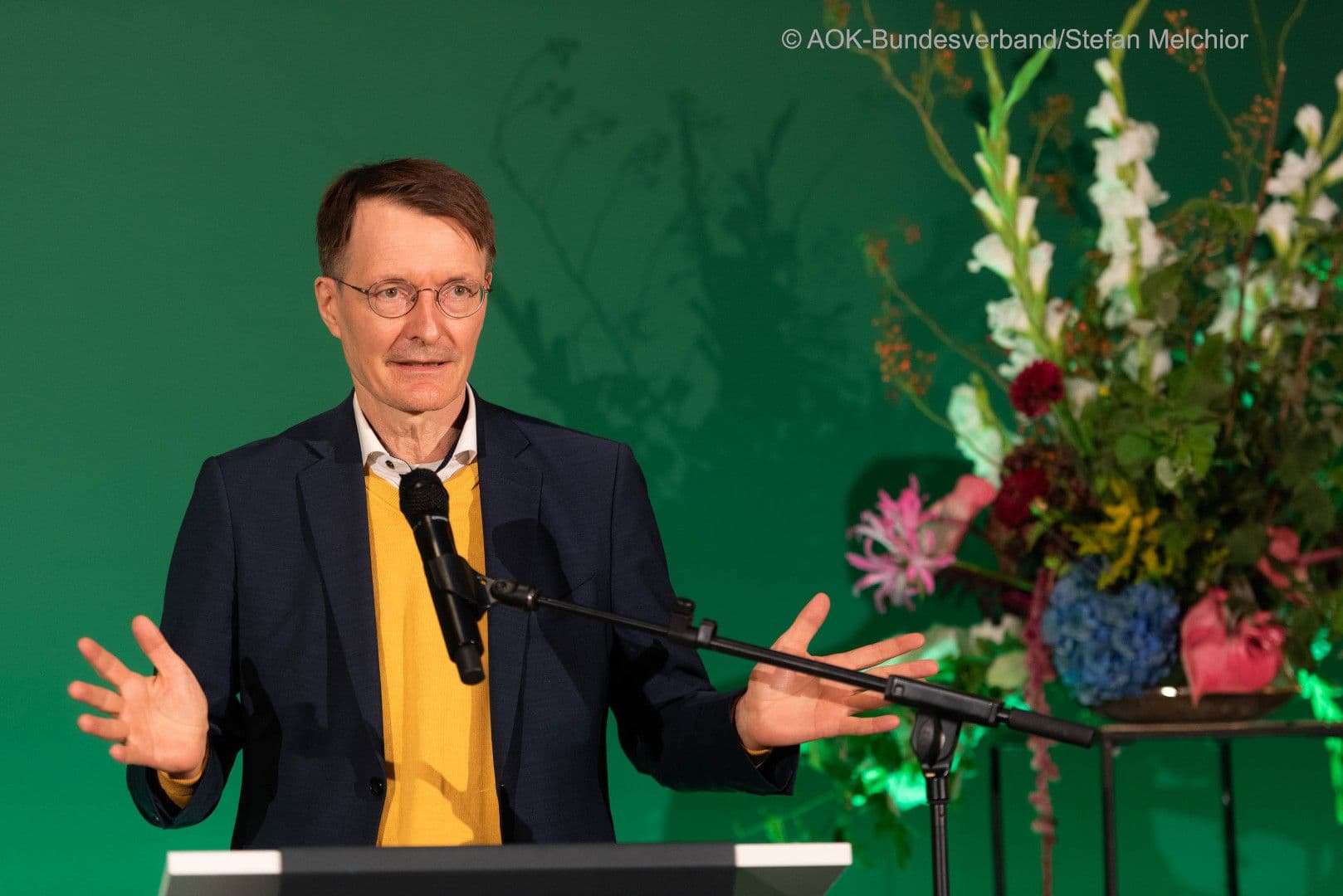 Eigentlich will er nicht reden, und tut es letztlich doch: Bundesgesundheitsminister Karl Lauterbach.