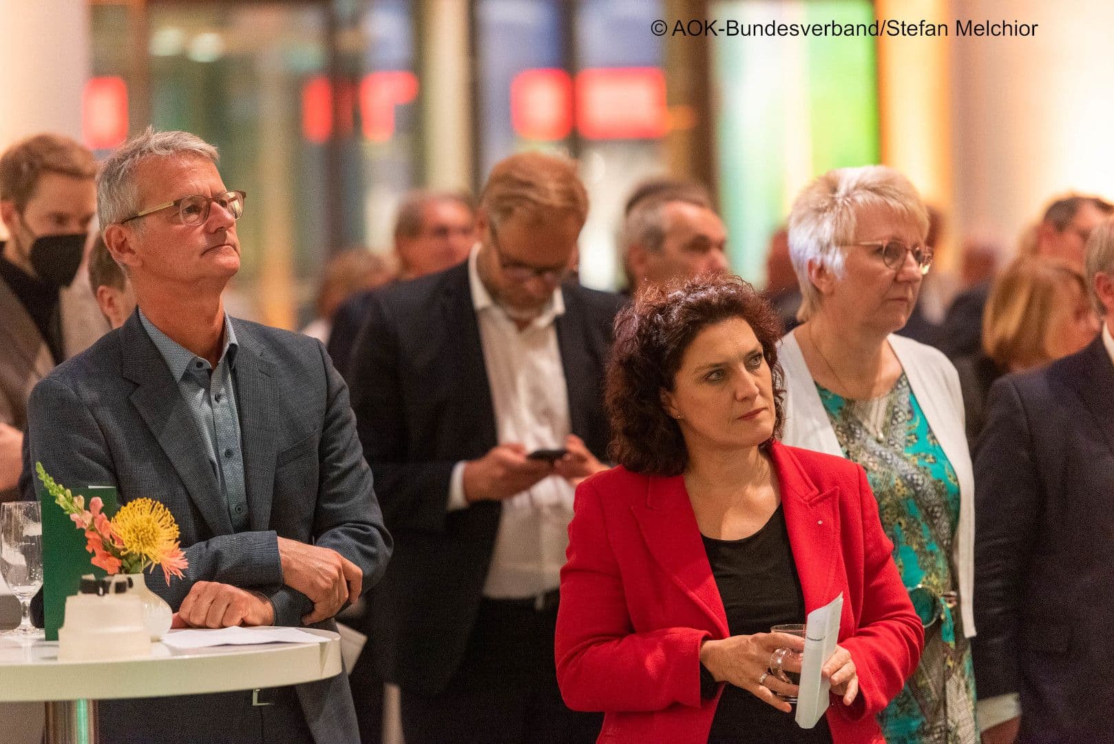 Hören ernst den Worten des Ministers zu: Gerald Gaß (DKG) und Carola Reimann (AOK-Bundesverband).