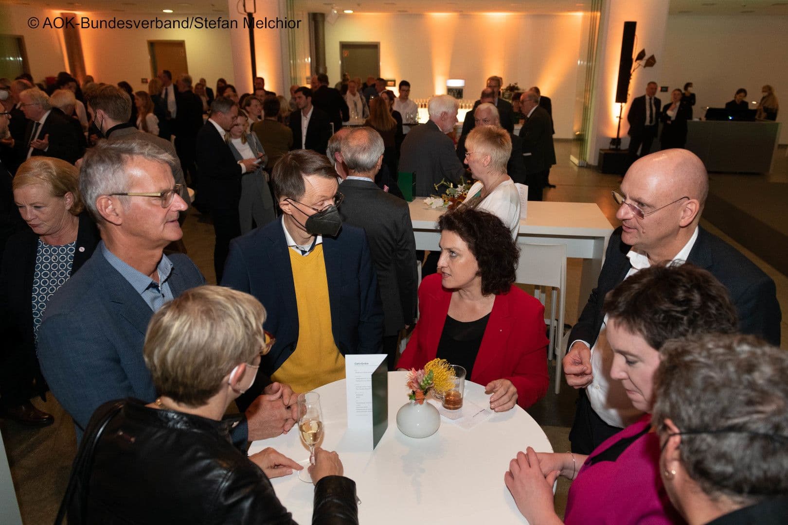 Nicht wirklich in fröhlicher Runde: BMG-Staatssekretärin Sabine Dittmar, Gerald Gaß (DKG), Minister Karl Lauterbach, Carola Reimann, Jens Martin Hoyer sowie Susanne Wagenmann (alle AOK-Bundesverband) und Boris Velter (BMG) (v.l.n.r.)