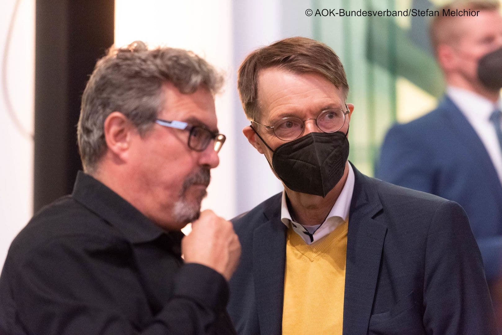 Prüfen die Lage: Bundesgesundheitsminister Karl Lauterbach (r.) und sein Abteilungsleiter Boris Velter.