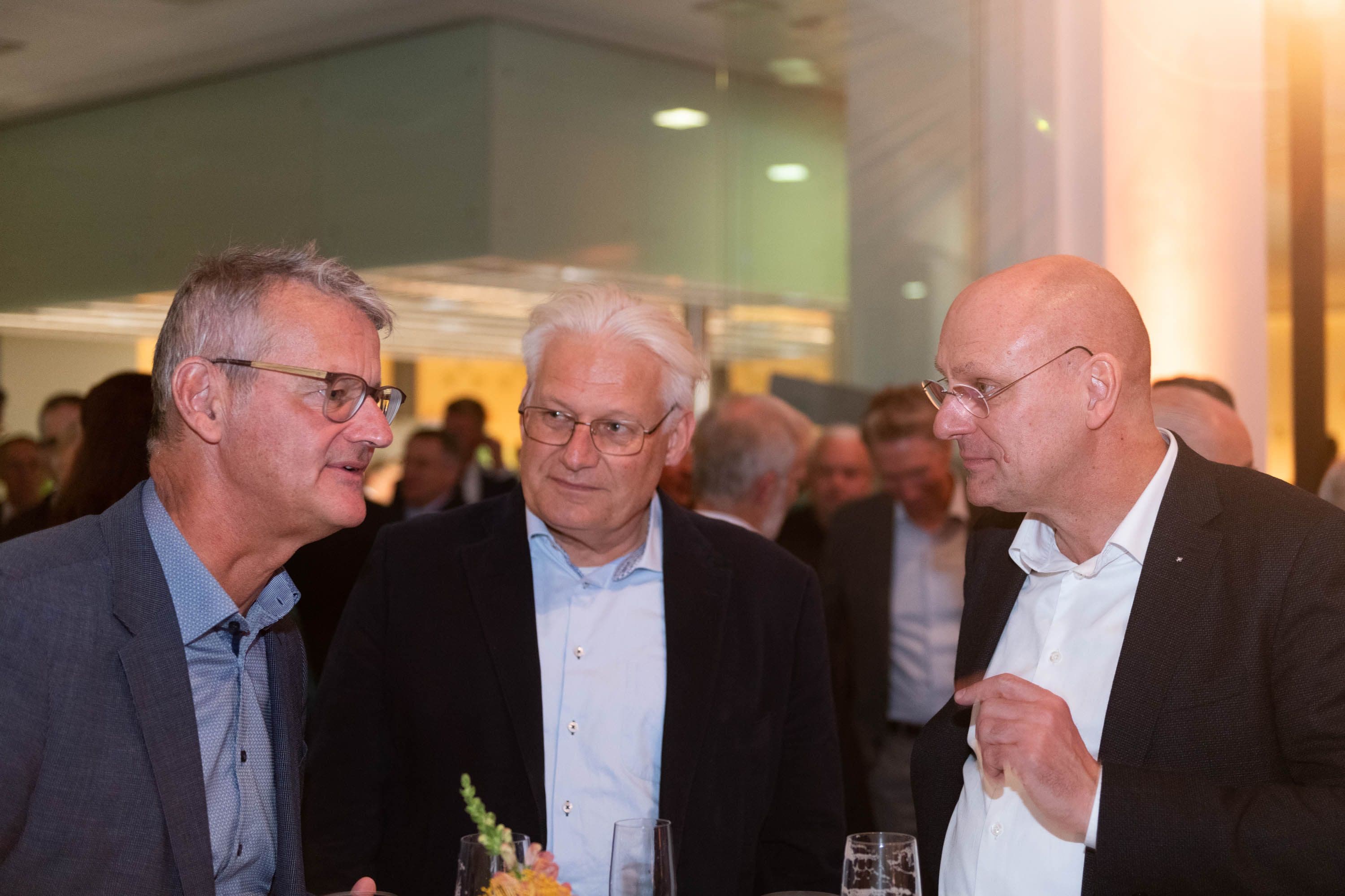 Gerald Gaß (DKG) mit Claus-Dieter Heidecke (IQTIG) und Jens Martin Hoyer (AOK-Bundesverband) (v.l.n.r.)