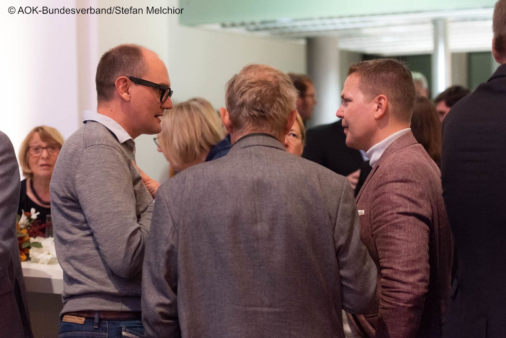Politisches fachsimpeln von Janosch Dahmen MdB (Grüne) (l.) und Tino Sorge MdB (CDU)