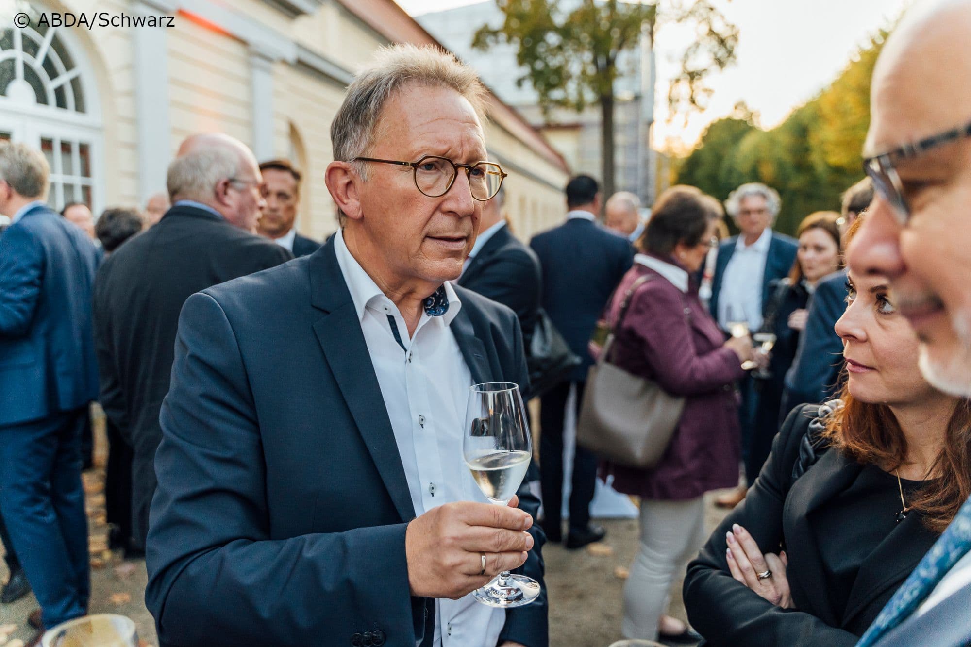 Erwin Rüddel MdB (CDU) bei Sekt und frischer Luft im Gespräch