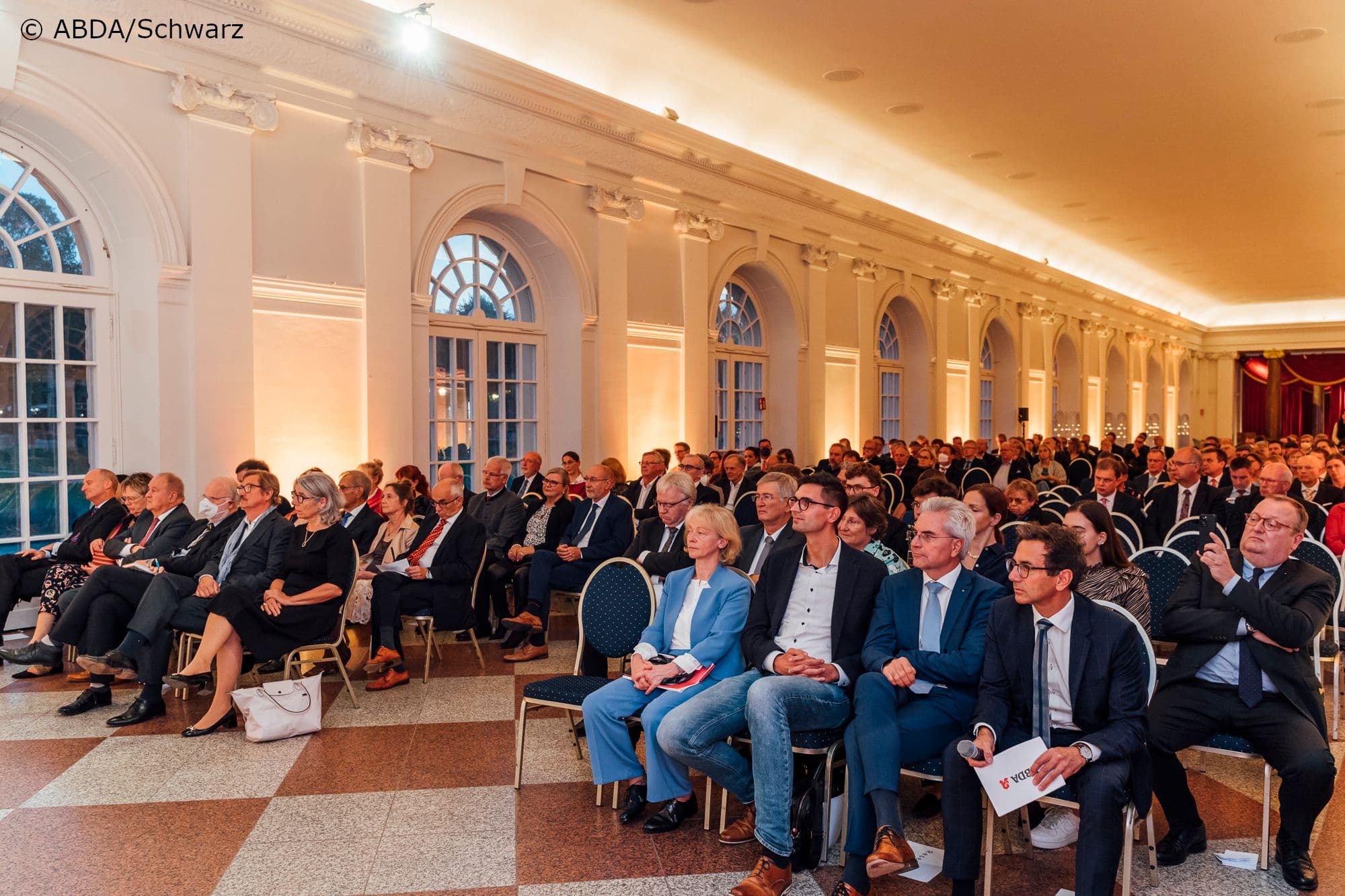 Blick in den voll besetzten Festsaal in der Großen Orangerie im Schloss Charlottenburg