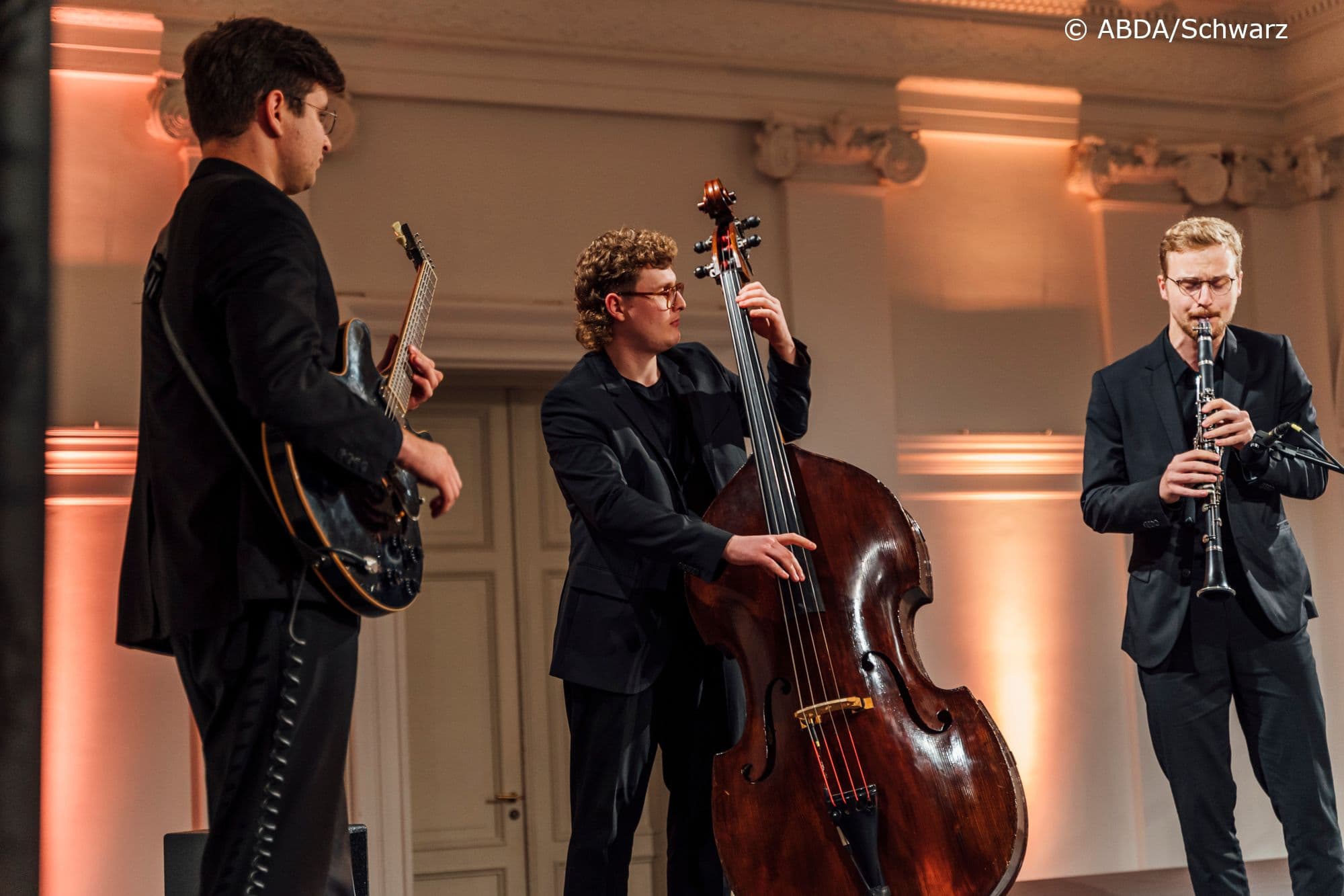Kontrast zu Pomp und Ehre: das Lukas Kastelic Trio vom Jazz-Institut Berlin