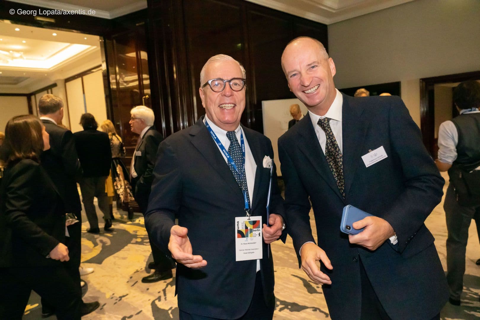 Gut gelaunt: Klaus Reinhardt (BÄK) und Friedemann Schmidt (Bundesverband der freien Berufe) (r.)