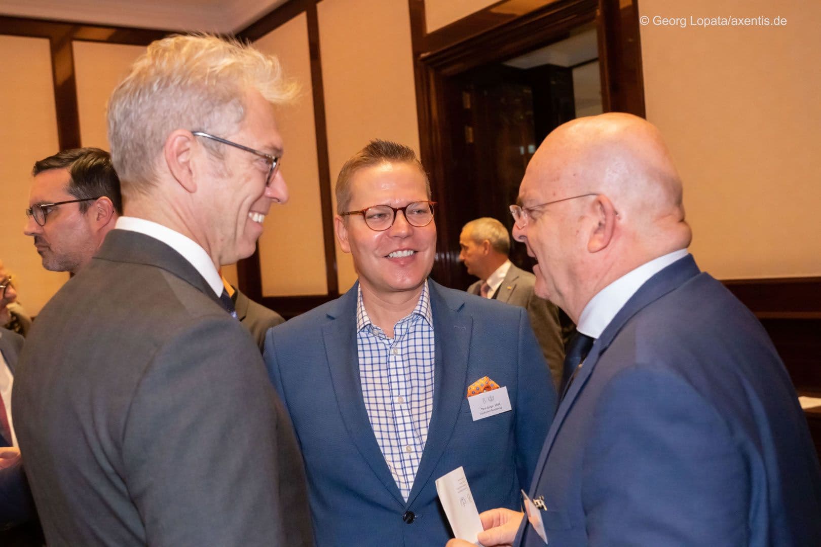 Unterhalten sich prächtig: Andreas Gassen (KBV), Tino Sorge MdB (CDU), Edgar Franke MdB (BMG) (v.l.n.r.)