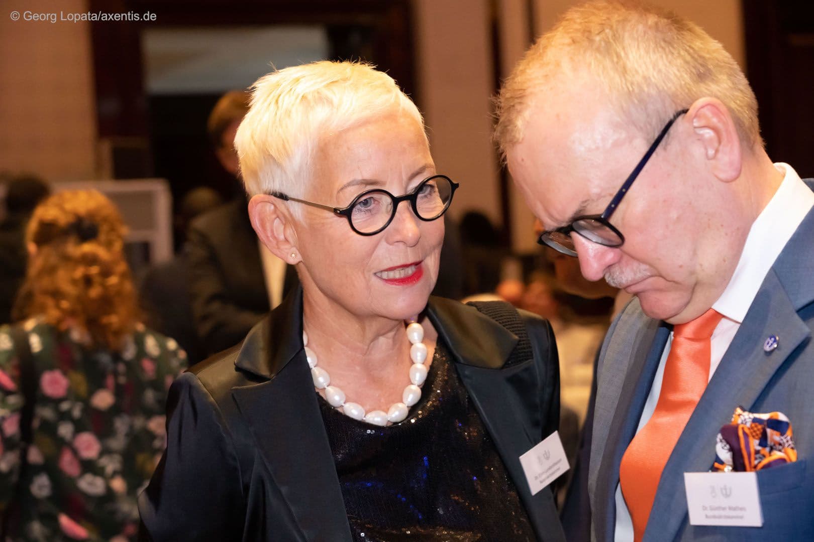 Günther Matheis (BÄK) hört nachdenklich Ellen Lundershausen (Landesärztekammer Thüringen) zu.