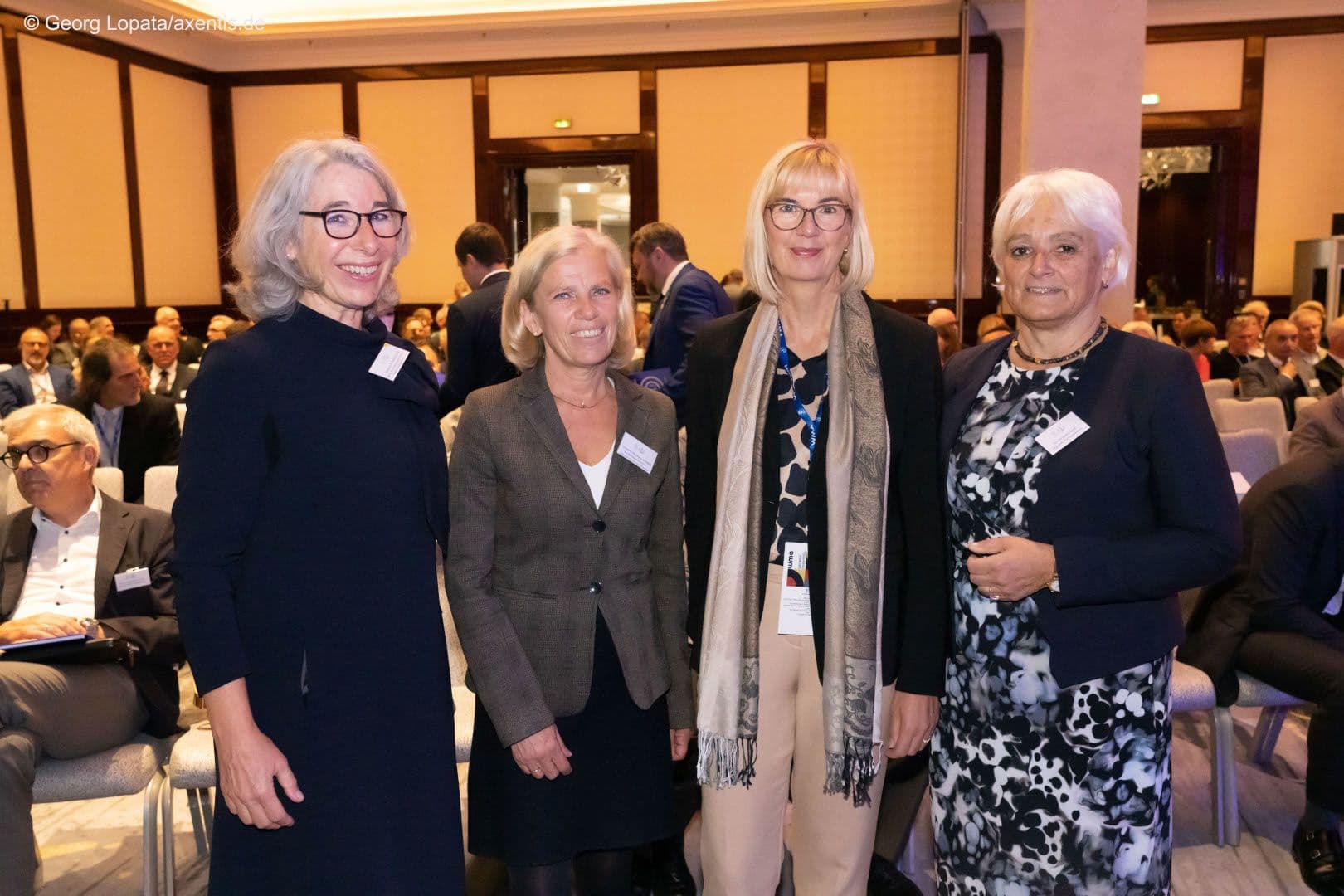 Vier Frauen in Führungspositionen: Gabriele Regina Overwiening (ABDA), Christine Neumann-Grutzeck (BDI), Susanne Johna (Marburger Bund), Christiane Groß (Deutscher Ärztinnenbund) (v.l.n.r.)