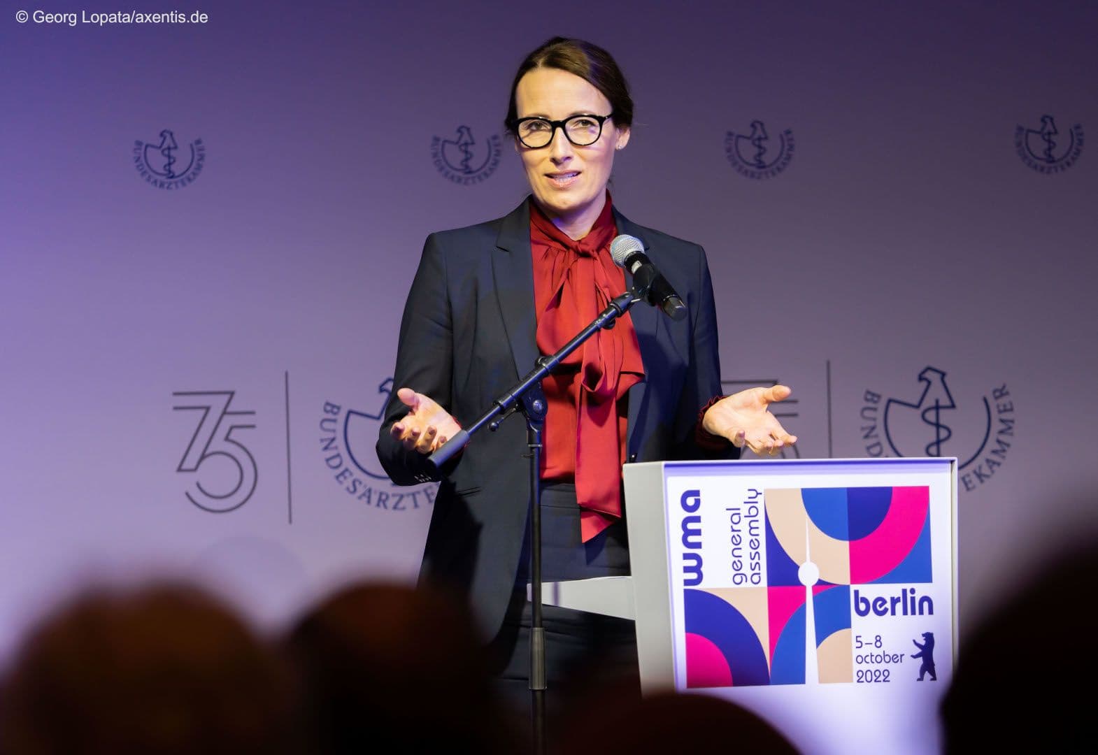 Heidi Stensmyren (Weltärztebund) gratuliert der BÄK herzlich.