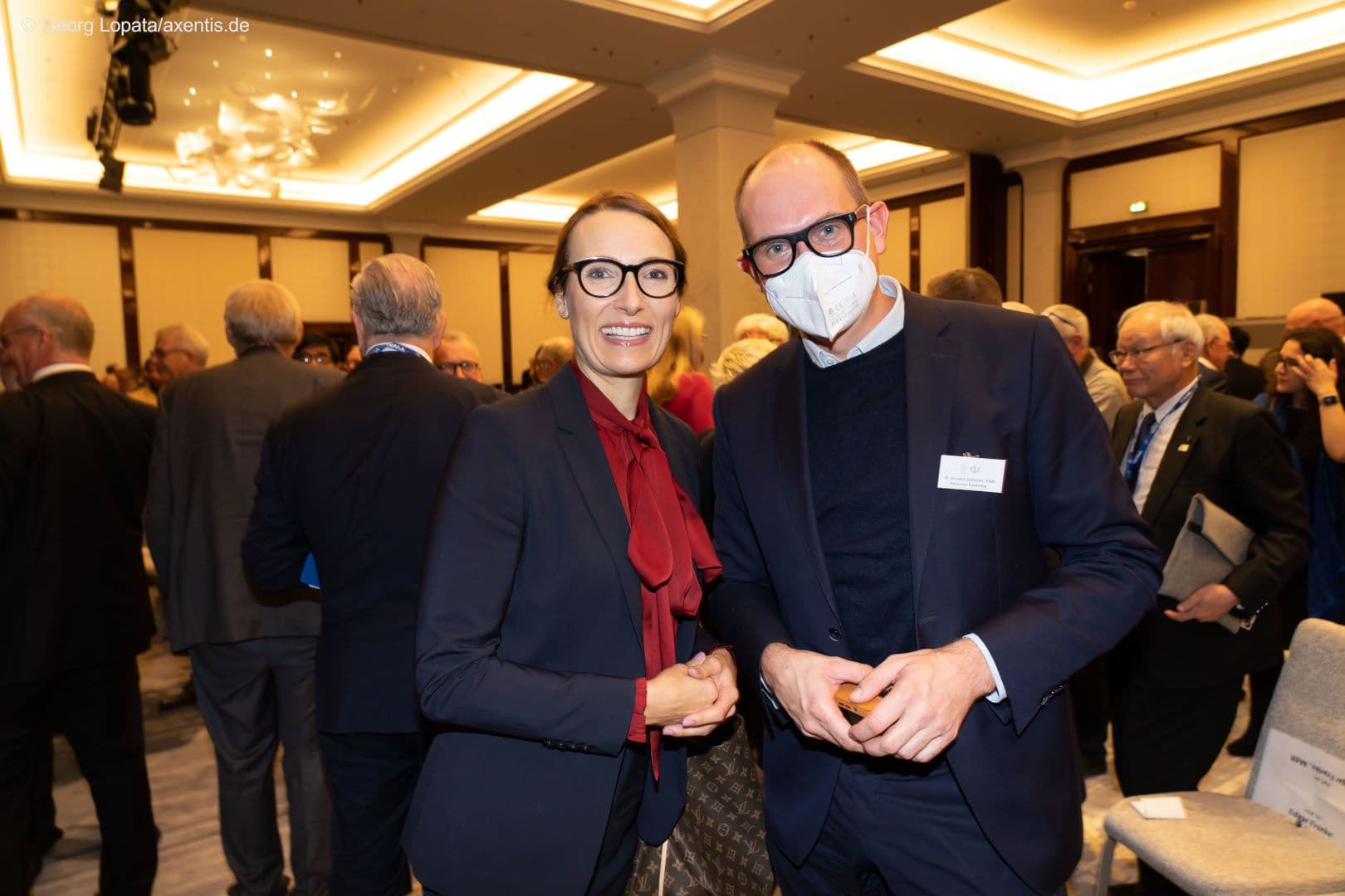 Heidi Stensmyren (Weltärztebund) mit Janosch Dahmen MdB (Grüne)