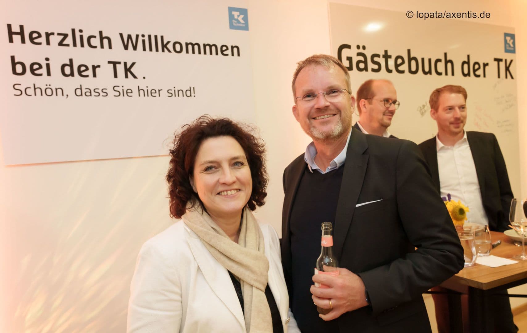 Beide Vorstandsvorsitzende gut gelaunt: Carola Reimann (AOK-Bundesverband) und Jens Baas (TK)