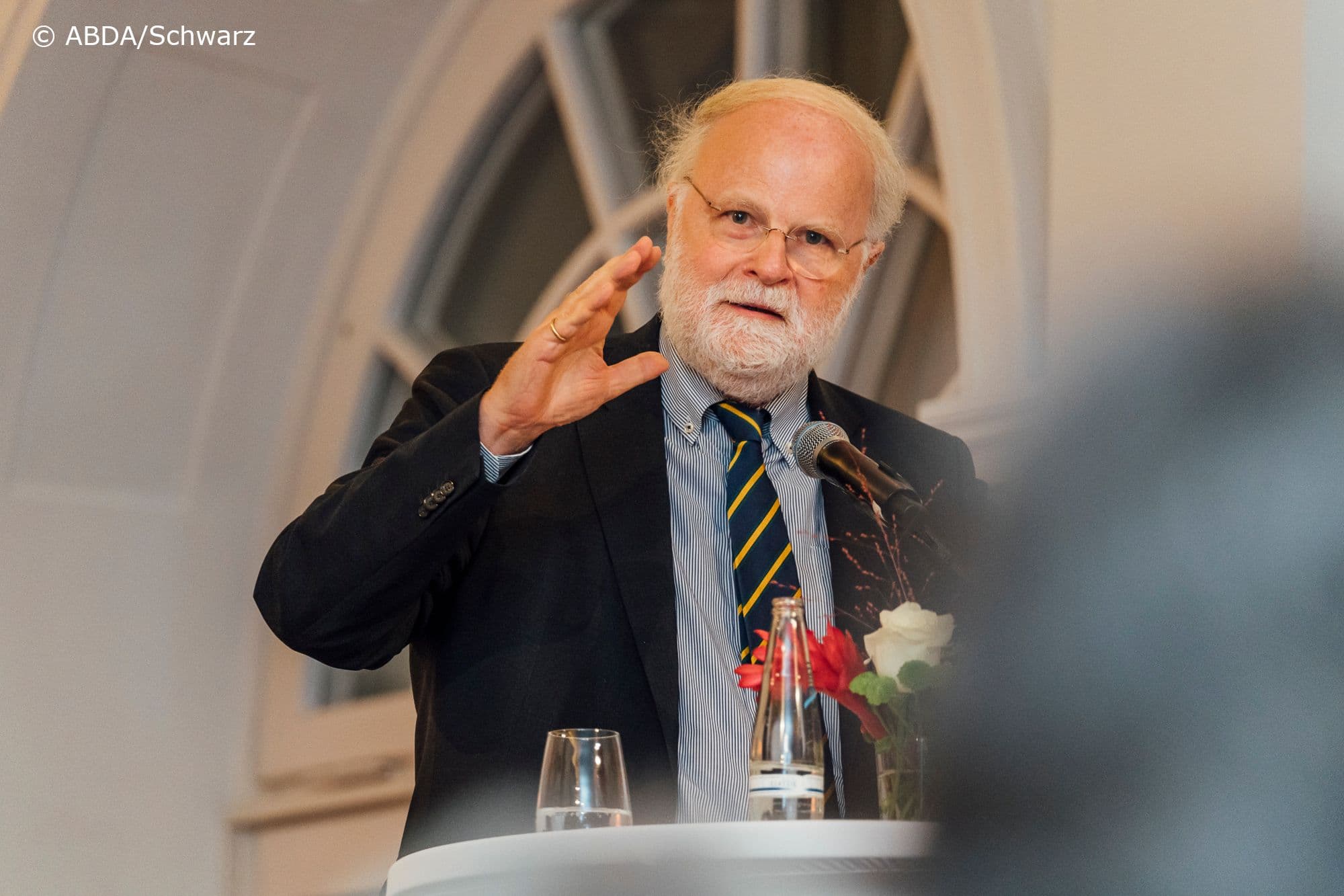 Holt aus zum nächsten Kalauer: Festredner Manfred Lütz