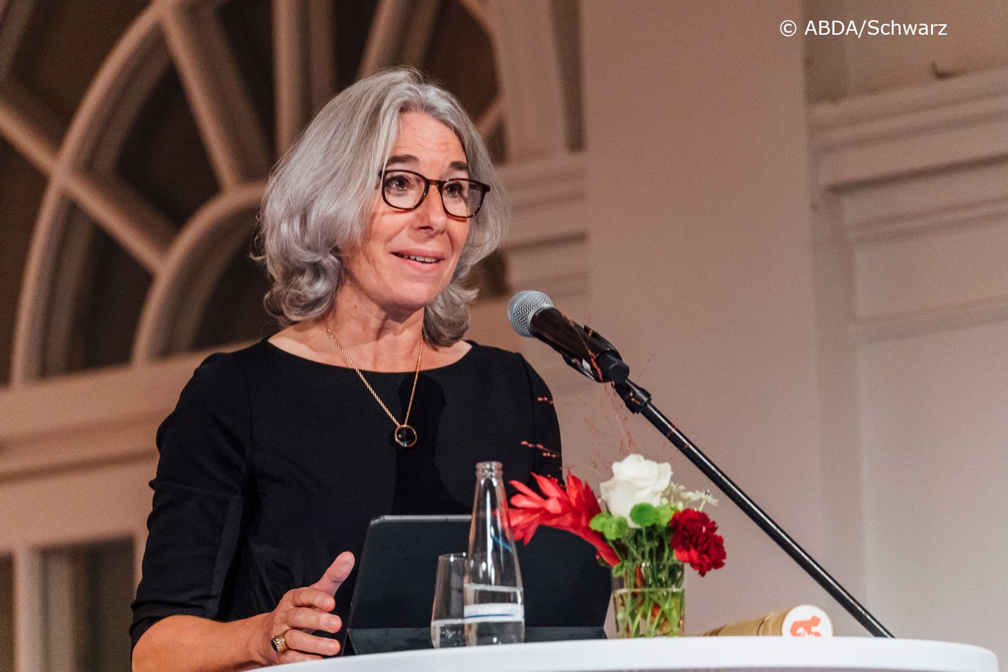 Gabriele Regina Overwiening (ABDA) bei ihrer Rede für Fritz Becker (DAV)