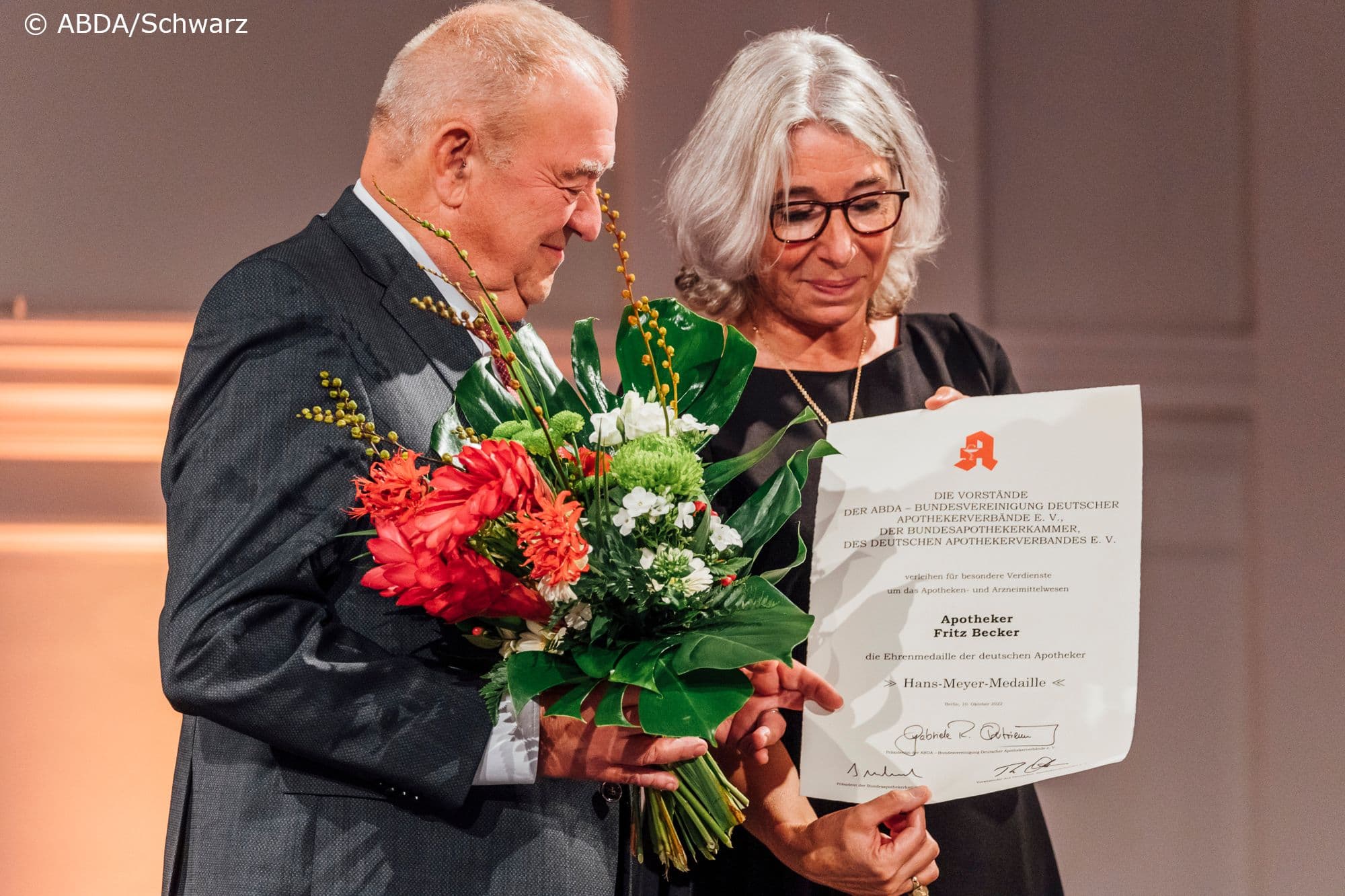 Apotheker Fritz Becker erhält von ABDA-Präsidentin Gabriele Regina Overwiening die Hans-Meyer-Medaille.