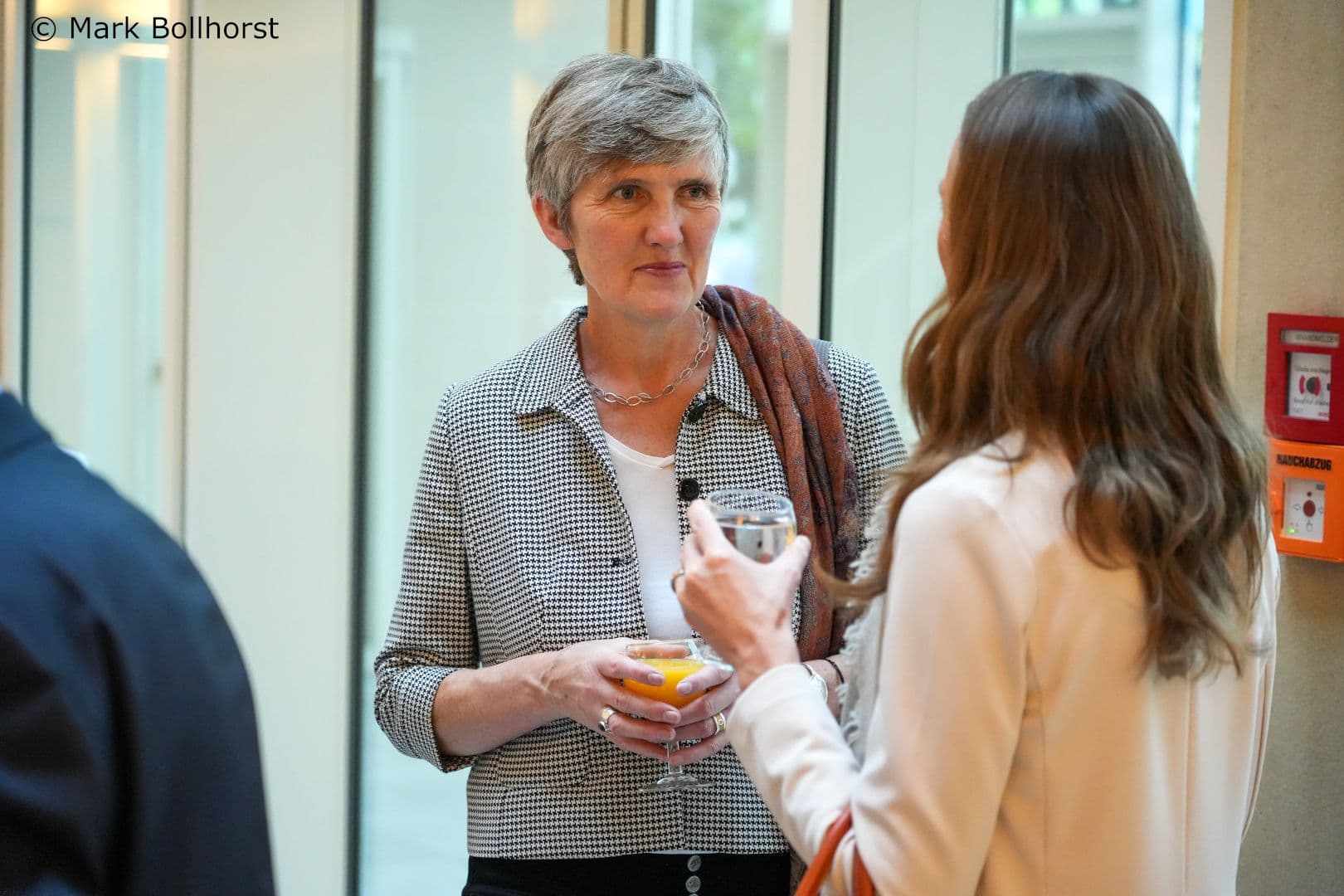 TK-Vorstandsmitglied Karen Walkenhorst mit MSD-Deutschland-Geschäftsführerin Chantal Friebertshäuser (r.)