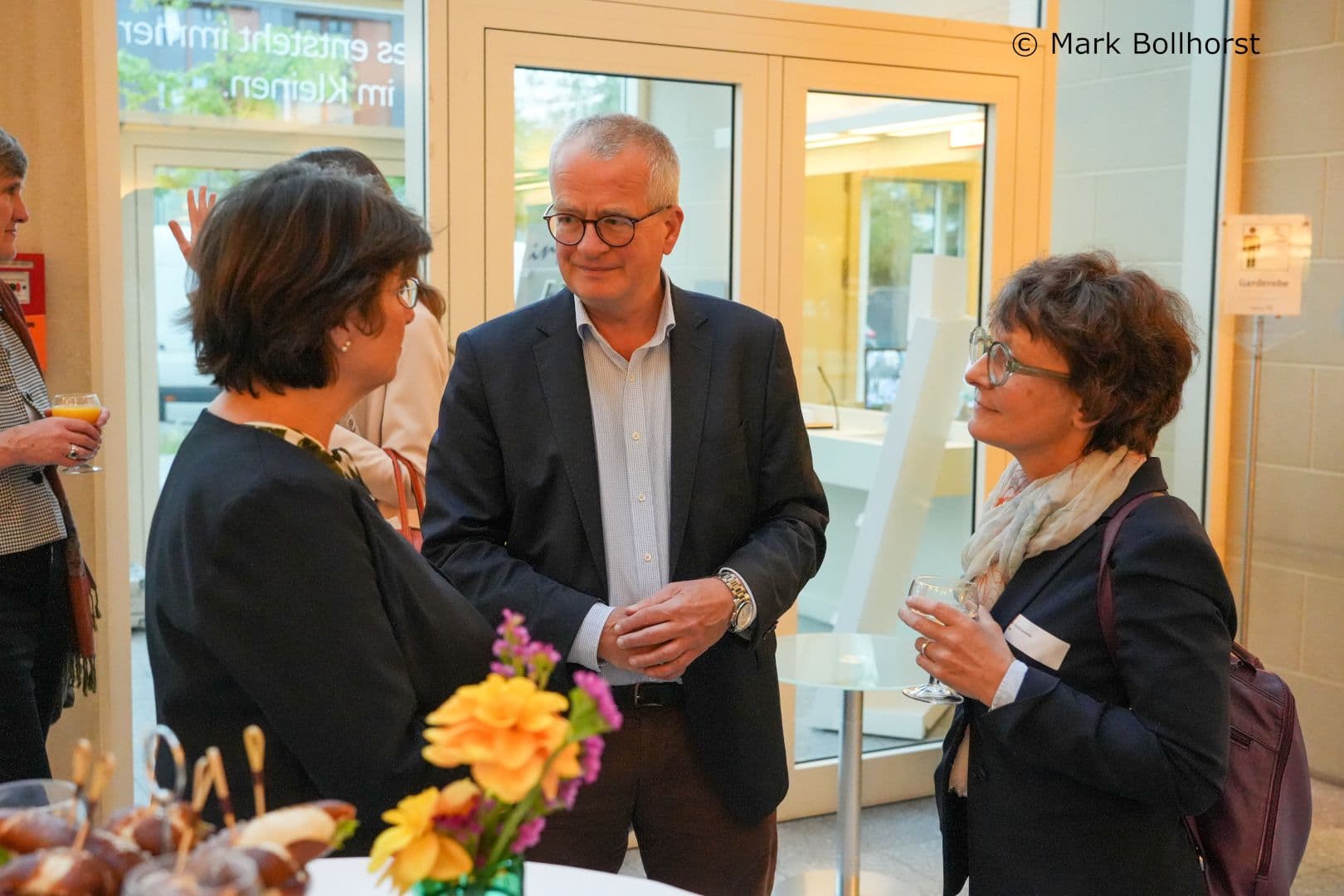 Eine der wenigen Männer an diesem Abend: Joachim Becker (BMG) mit Antje Kapinsky (Spitzenfrauen Gesundheit) (l.) und Getrud Demmler (SBK).