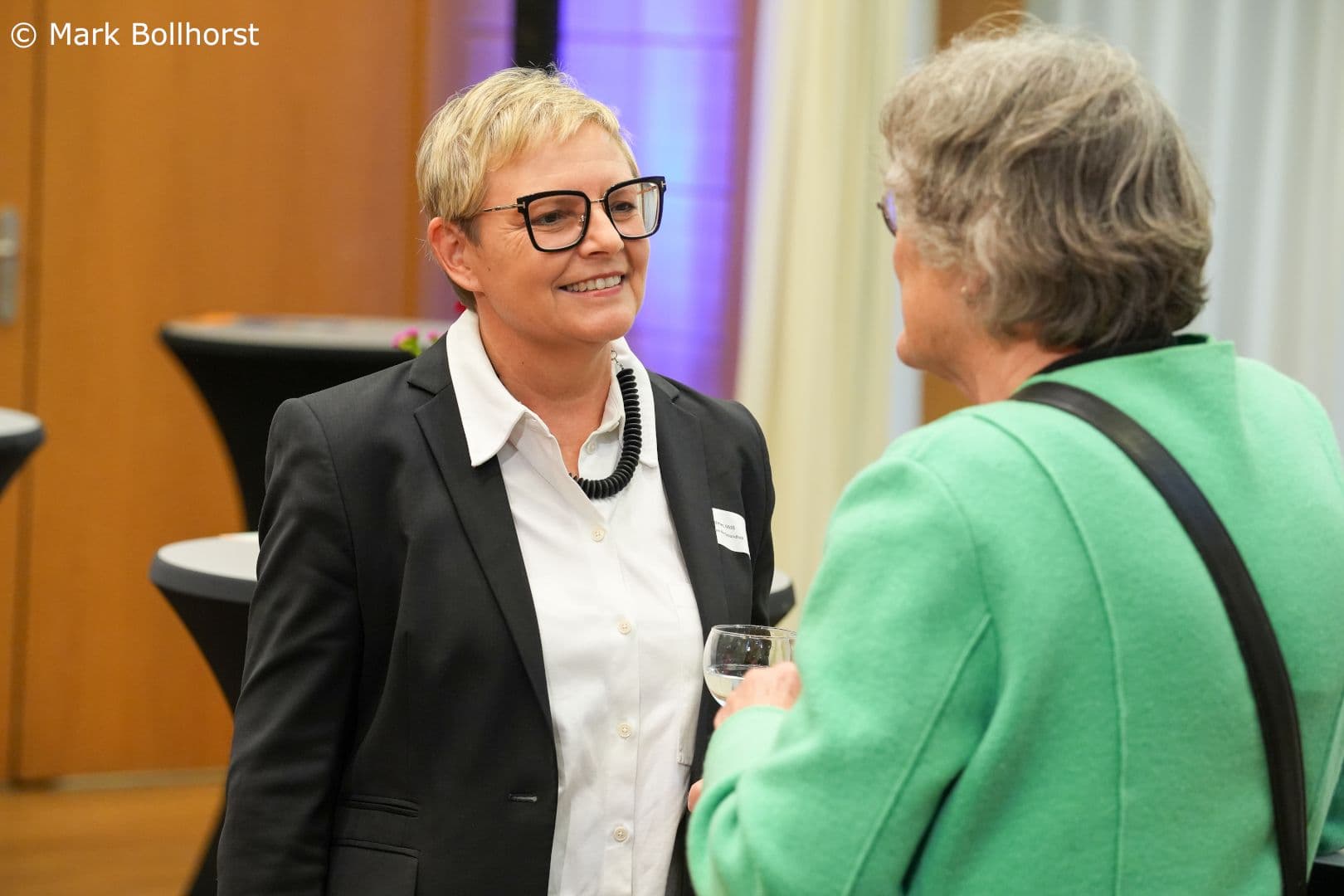 BMG-Staatssekretärin Sabine Dittmar (l.) im Gespräch mit Ulrike Hauffe (Spitzenfrauen Gesundheit)