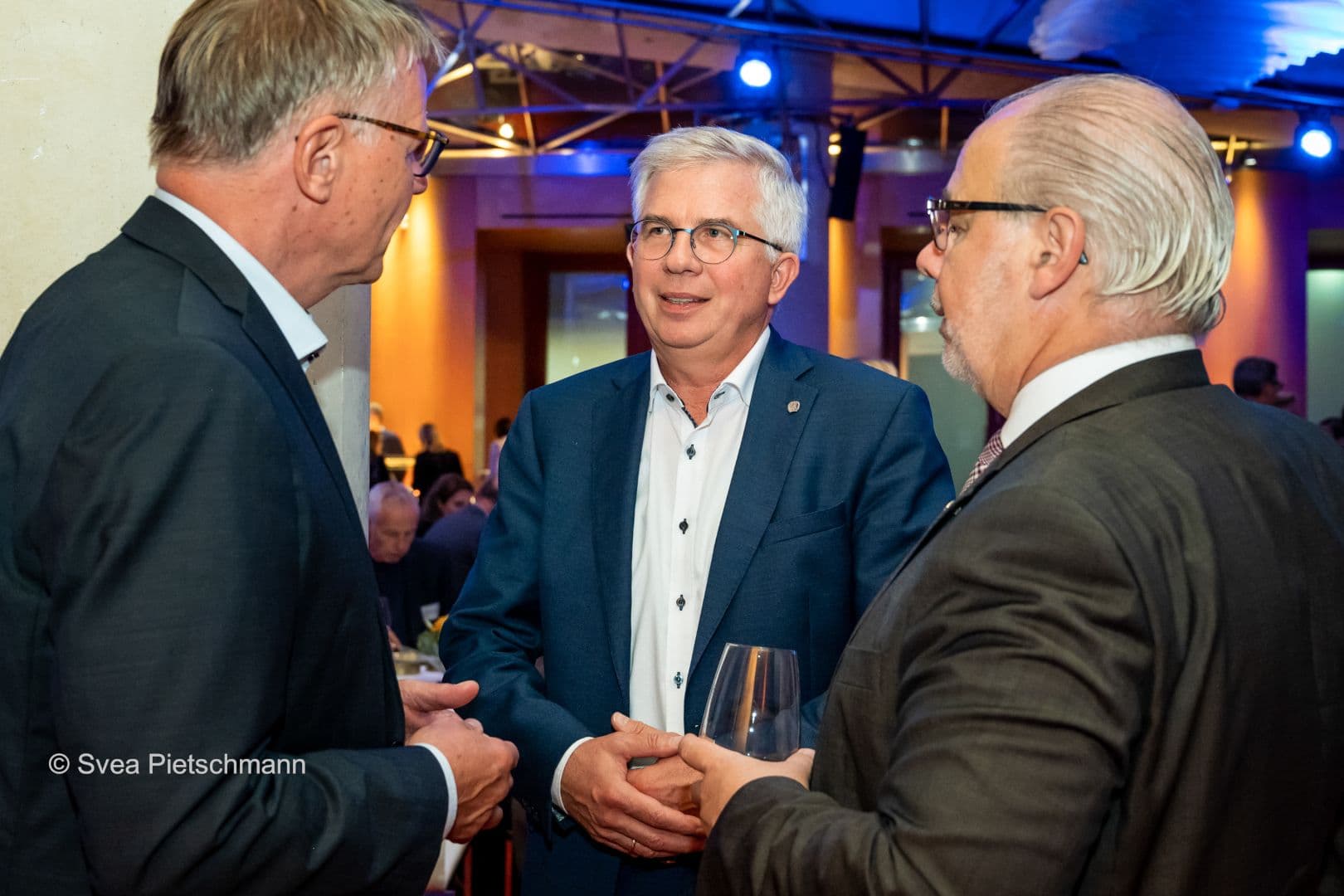 Andrew Ullmann MdB (FDP) (M.) im Gespräch mit Hermann Kortland (BAH) (l.) und Georg Kippels MdB (CDU)