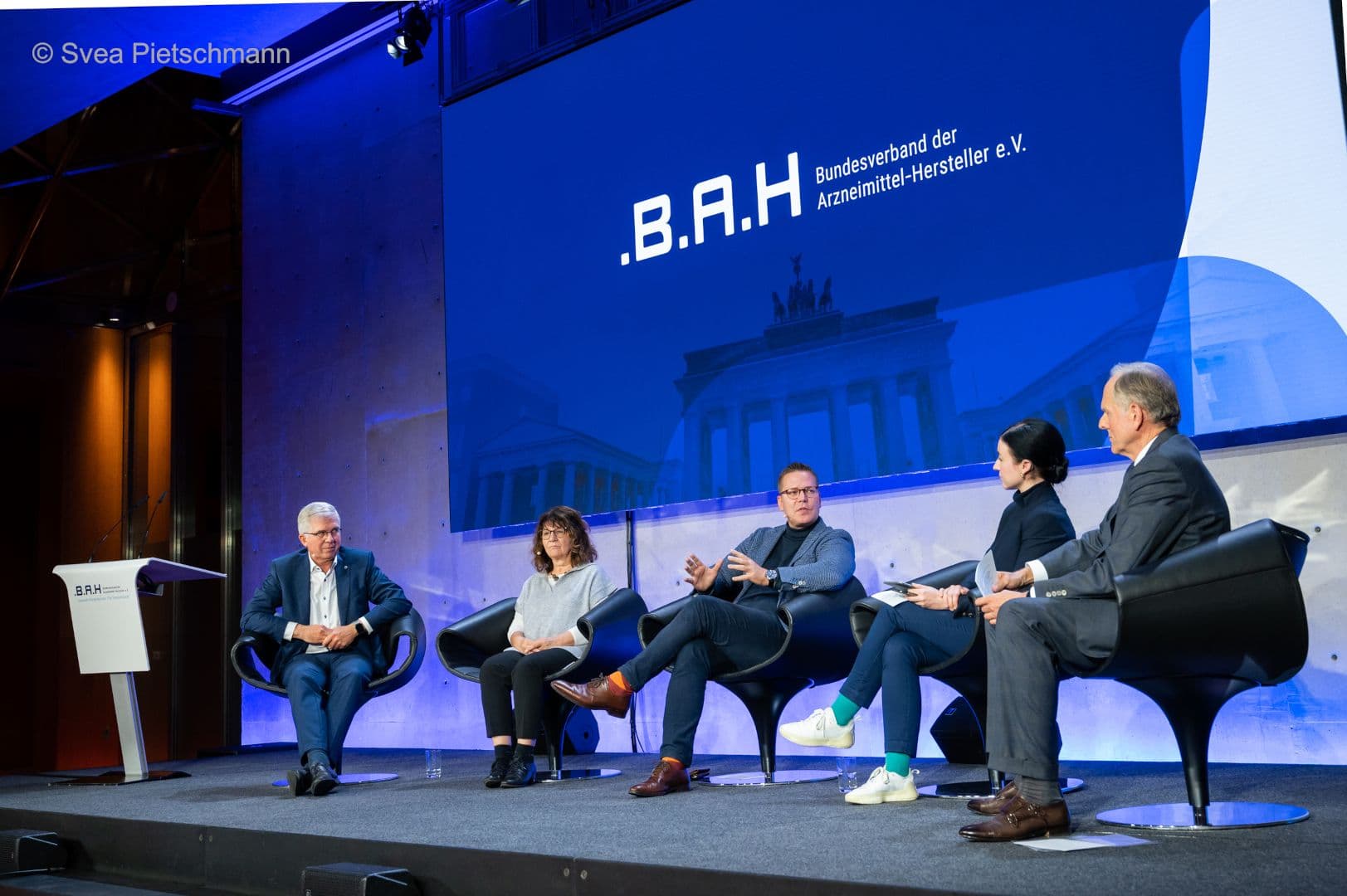 Die Diskussionsrunde: Andrew Ullmann MdB (FDP), Martina Stamm-Fibich MdB (SPD), Tino Sorge MdB (CDU), Paula Piechotta MdB (Grüne), Hubertus Cranz (BAH) (v.l.n.r.)