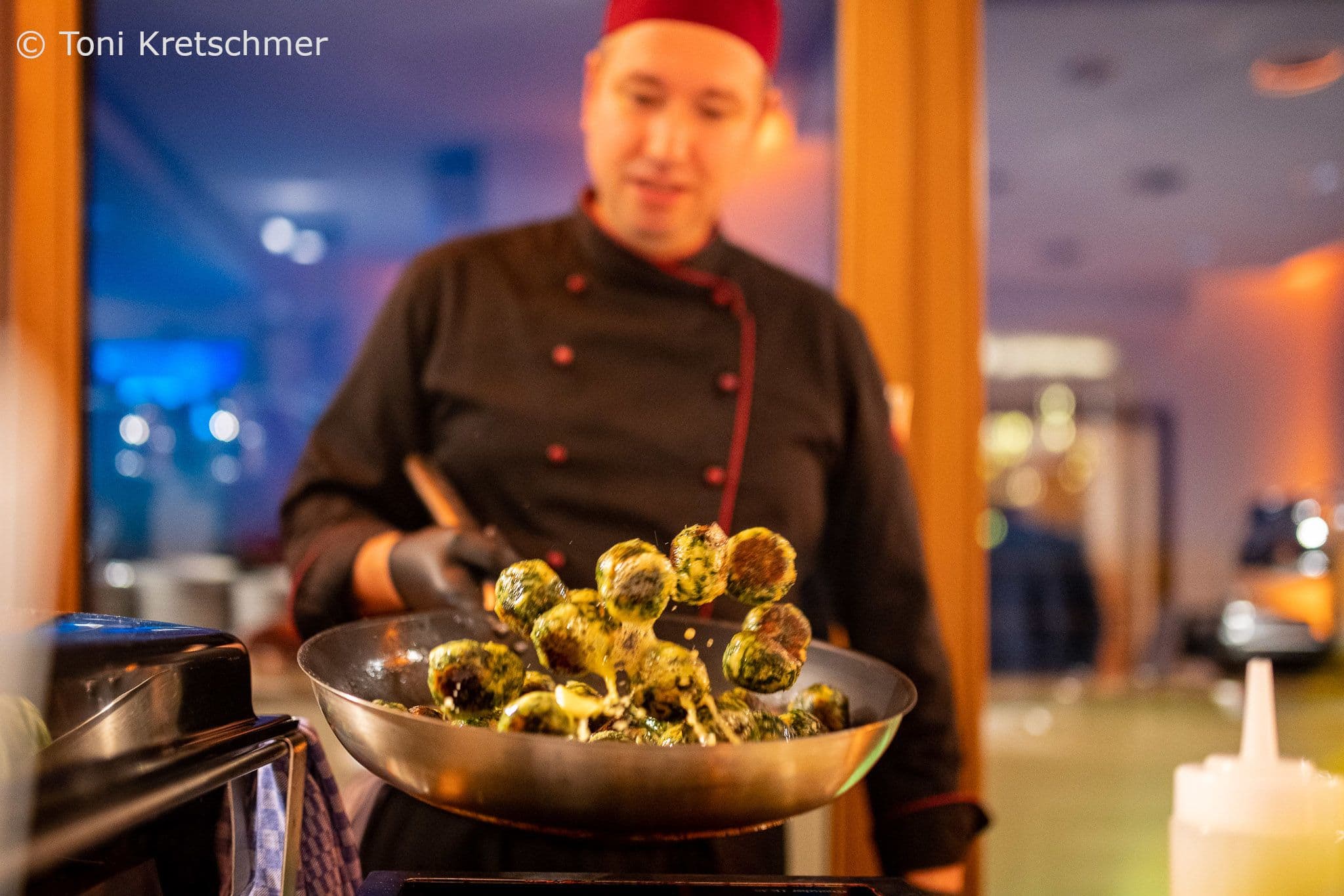Sehr wohlschmeckend: Spinatknödel mit Feldsalat, eingelegten Karotten, Nussbutterschaum und Röstzwiebeln.