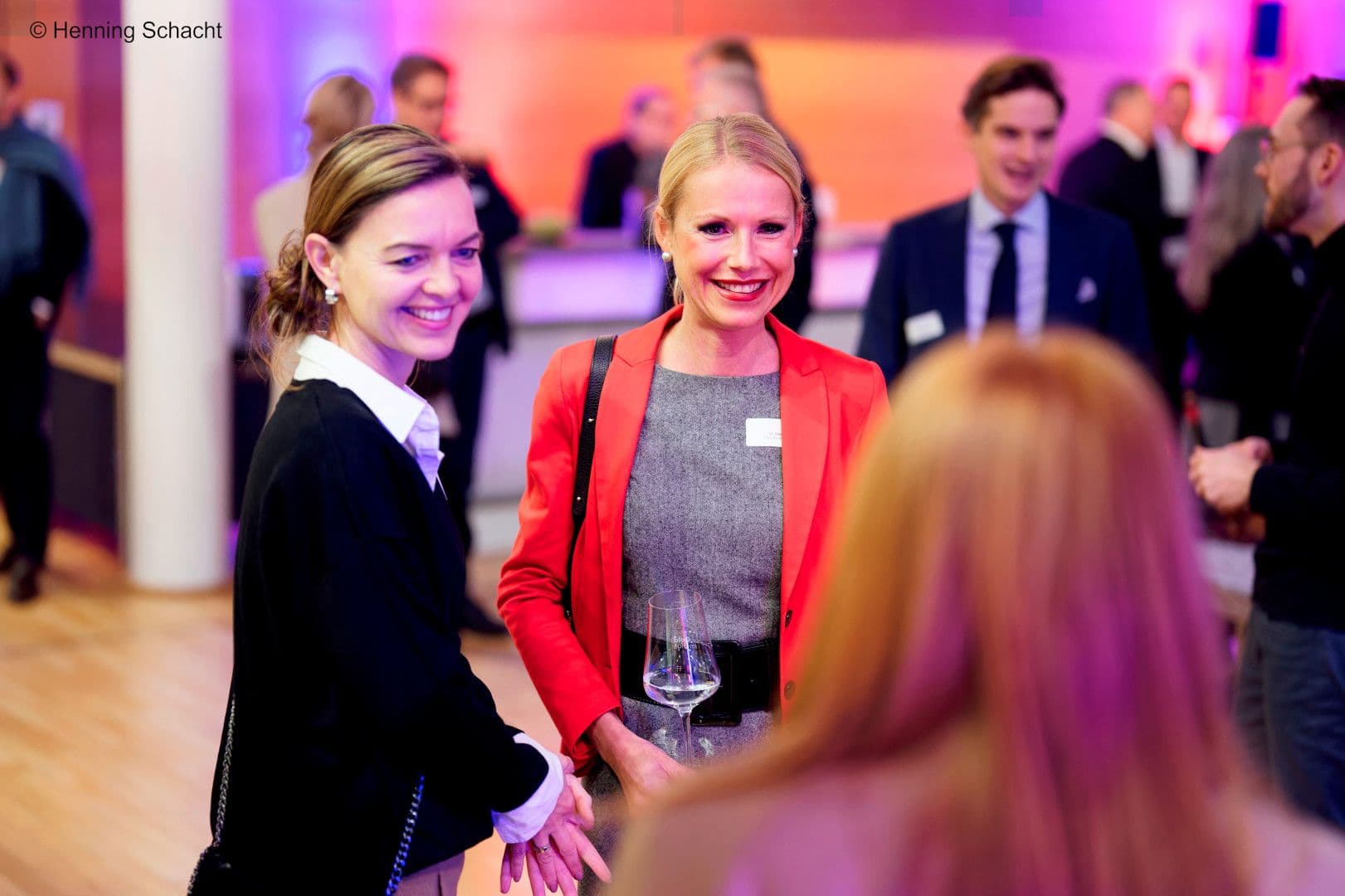 Gut gelaunt: Sandra Barnert (TK) (l.) und Stefanie Schuster (Novo Nordisk)