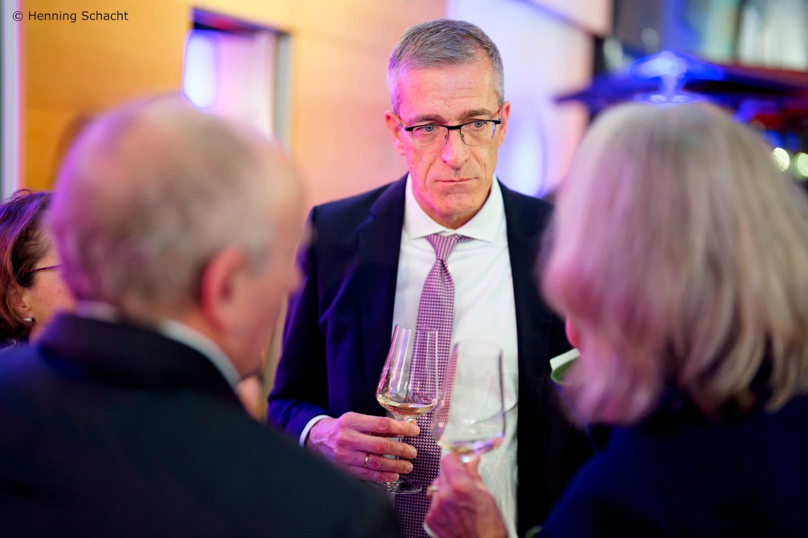 Martin Walger (VDGH) hört aufmerksam zu.