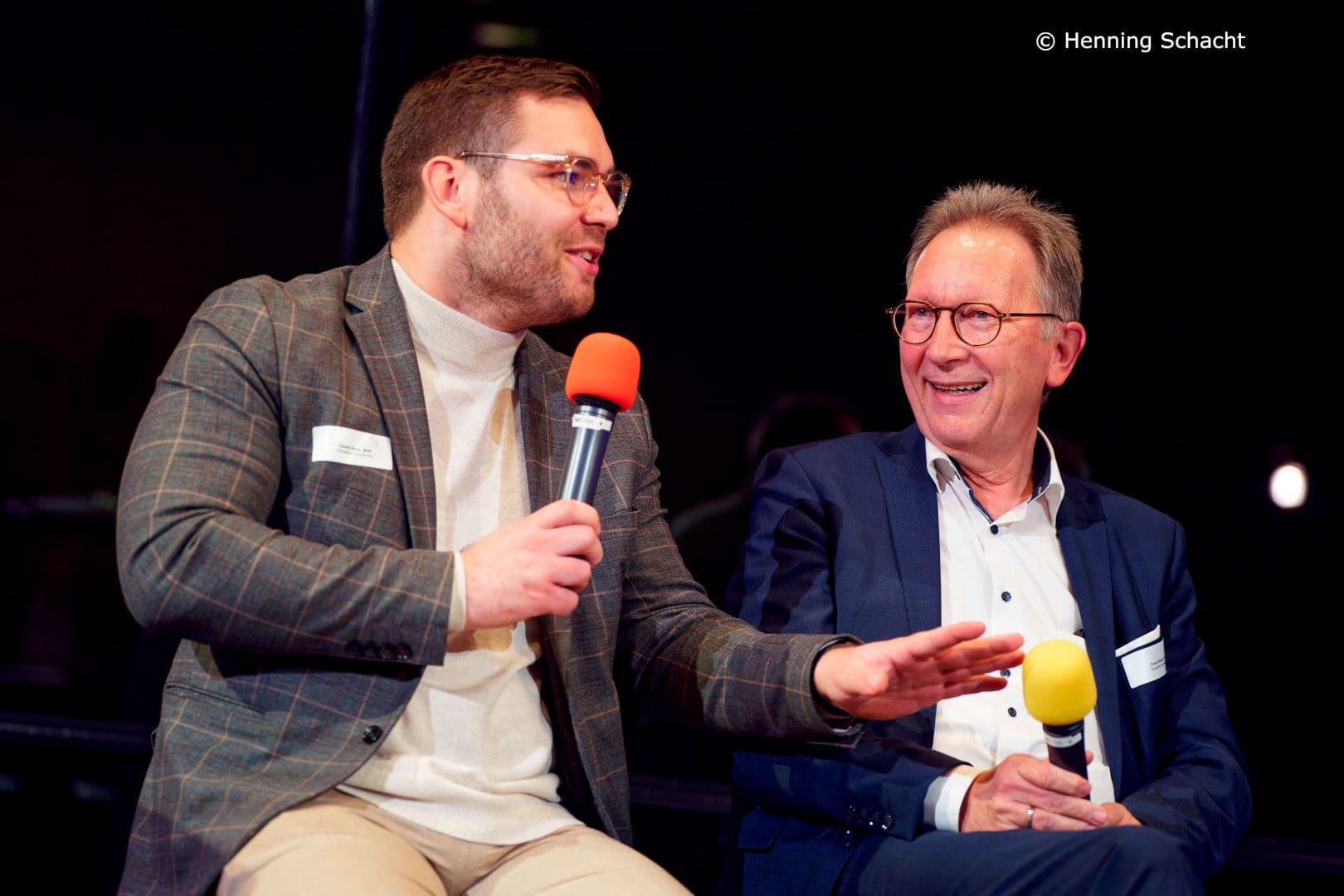 Daniel Baldy MdB (Grüne) (l.) sorgt während der Talkrunde für Erheiterung bei Erwin Rüddel MdB (CDU).