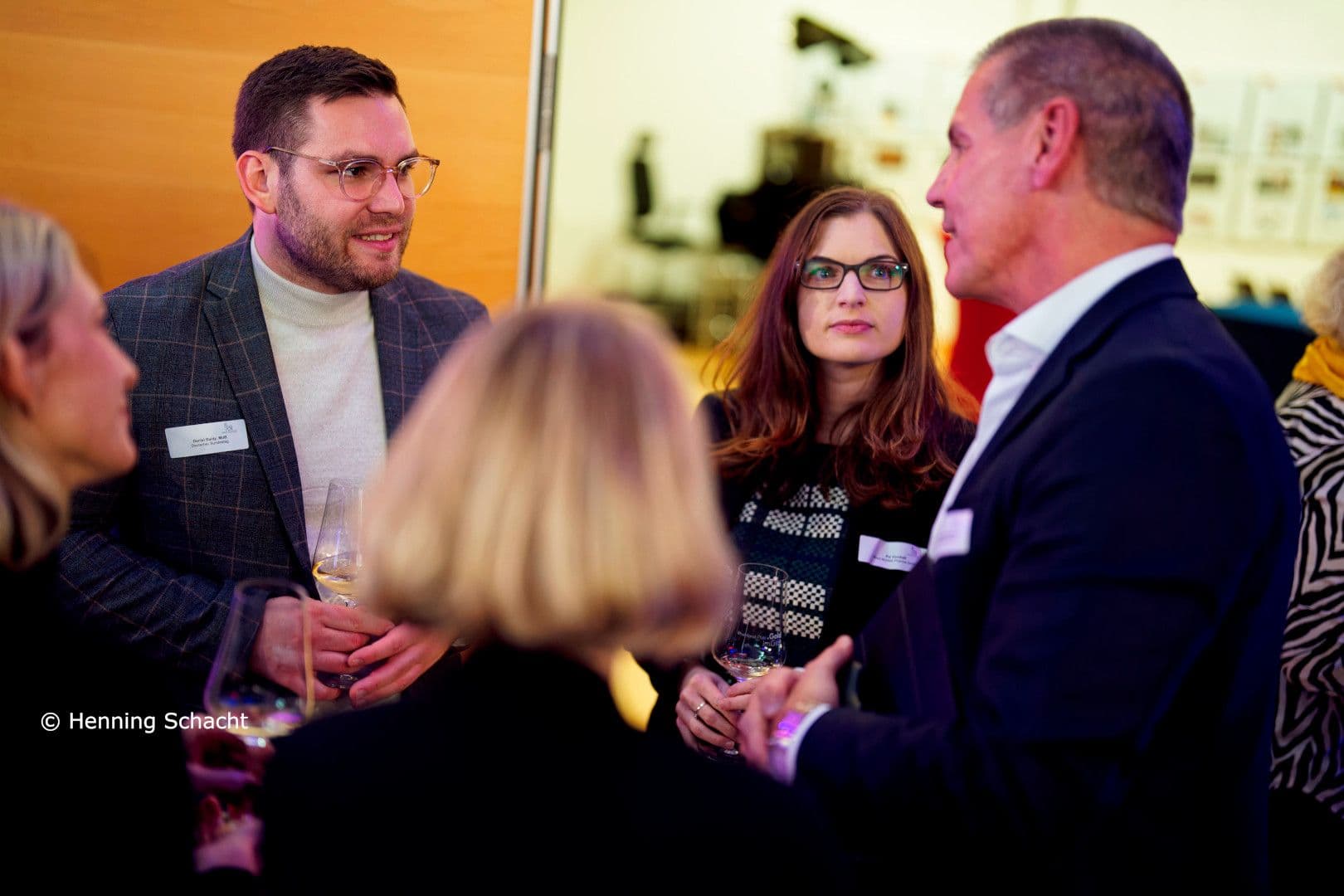 Daniel Baldy MdB (Grüne) mit Pia Vornholt und Matthias Axel Schweitzer (beide Novo Nordisk) (v.l.n.r.)