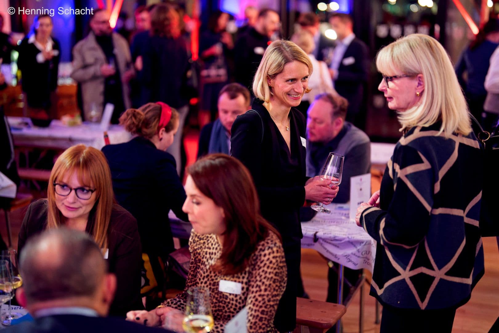Josefin Jantz (Novo Nordisk) (l.) mit Karin Maag (G-BA)